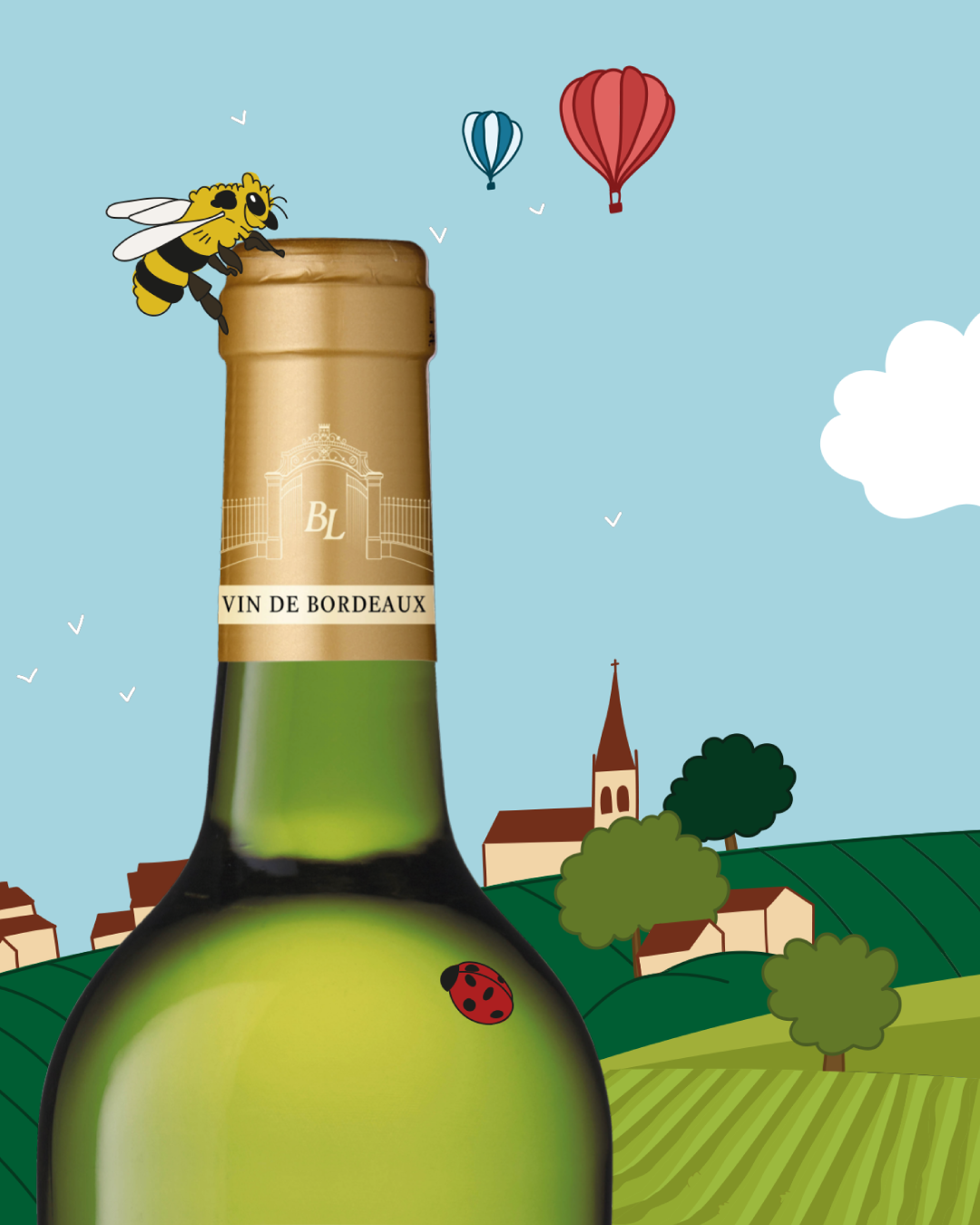 Une illustration de paysage avec une bouteille de vin de Bordeaux, une abeille posée sur le col de la bouteille, une coccinelle sur le verre, et des cerfs-volants dans le ciel bleu. En arrière-plan, une église et des maisons dans un paysage vallonné 