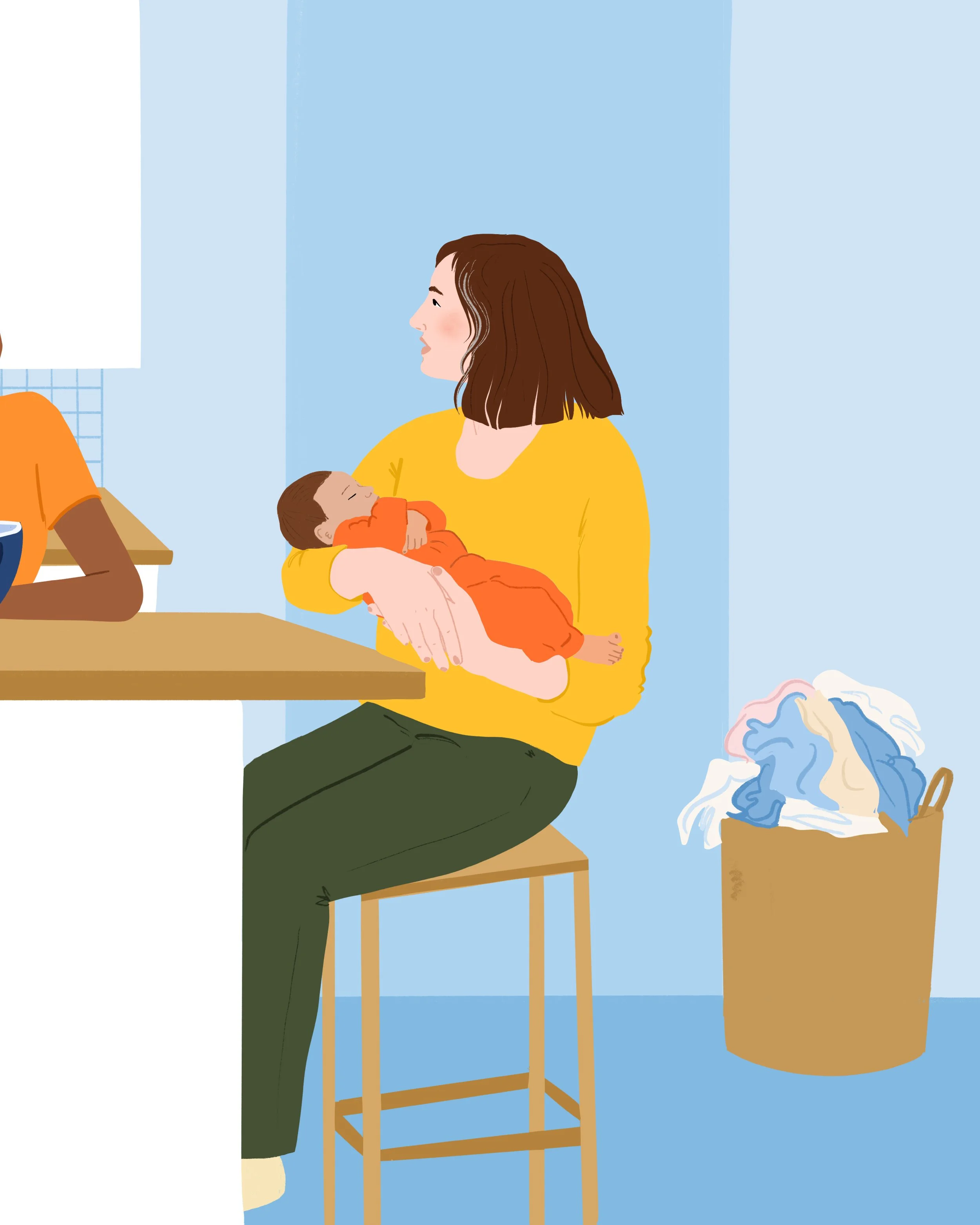 Une femme tient un bébé dans ses bras, assise sur une chaise. La scène semble se dérouler à l'intérieur, avec un panier de vêtements en toile de jute à côté.