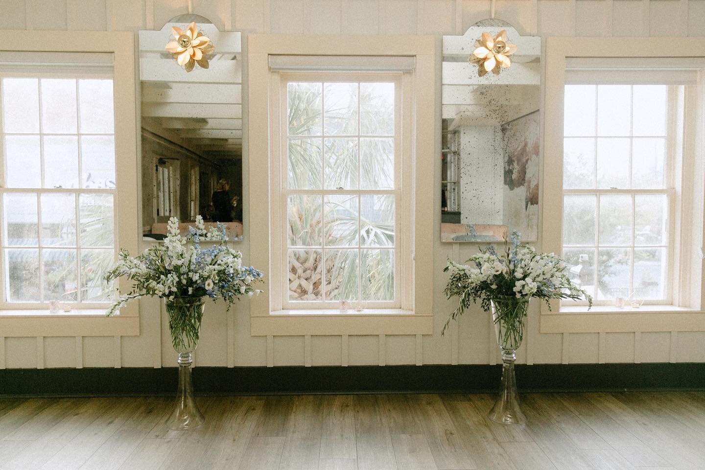 One of our favorite details are statement ceremony pieces perfectly lined up with this beautiful ceremony backdrop! 
.
.
.
Wedding Planner: @marissadaniellaevents 
Venue: @parcel32 @pphgevents 
Photography: @rianfullerphotography 
Floral: @festooncha