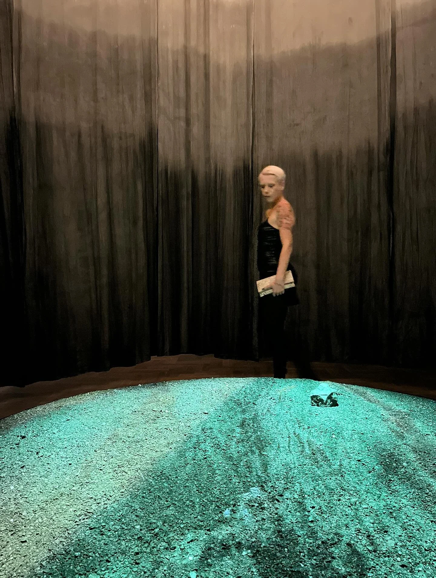 Ich such&rsquo; den Ausgang, b&ouml;ser Traum
Ein fremder Mann hat mein Herz geklaut
Licht aus im Hausflur, der Mond ist an
Es hat ihn nicht erkannt, wer nicht an Luzifer glaubt

Warsaw and the boys bday 🥀

#warsaw#queer