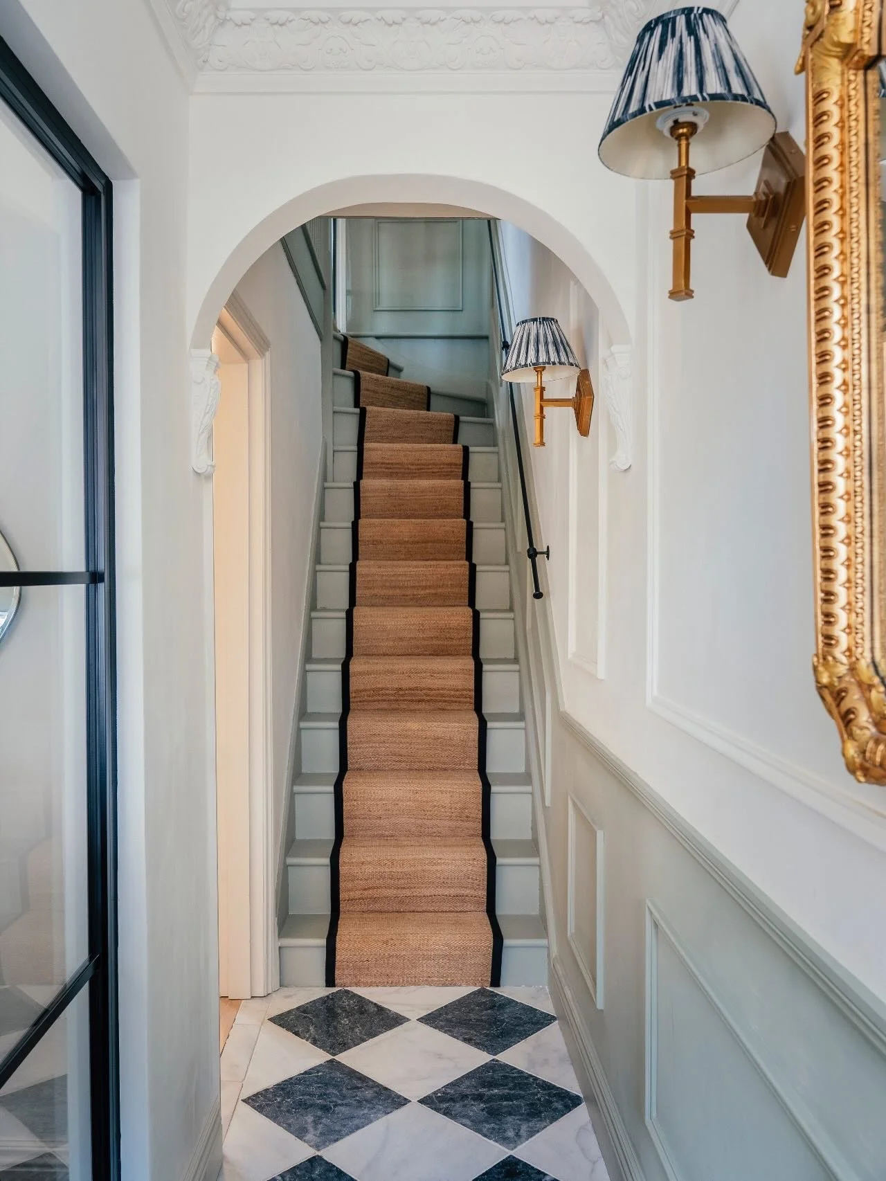 We love a good before and after and this hallway transformation will not disappoint! 
⠀⠀⠀⠀⠀⠀⠀⠀⠀
#interiordesigner #hallwaytransformation #interiordesign #creative #interiordesignideas #interiorhomedesign #interiorlightingdesign #interioredesign #inte