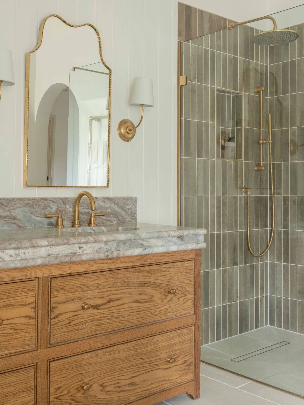 A bathroom that stops you mid-scroll 🤍✨
⠀⠀⠀⠀⠀⠀⠀⠀⠀
From the sculptural freestanding bath to the softly veined marble and those perfectly balanced brass details &mdash; this space was designed to feel calm, elevated and indulgent. But the true hero? T