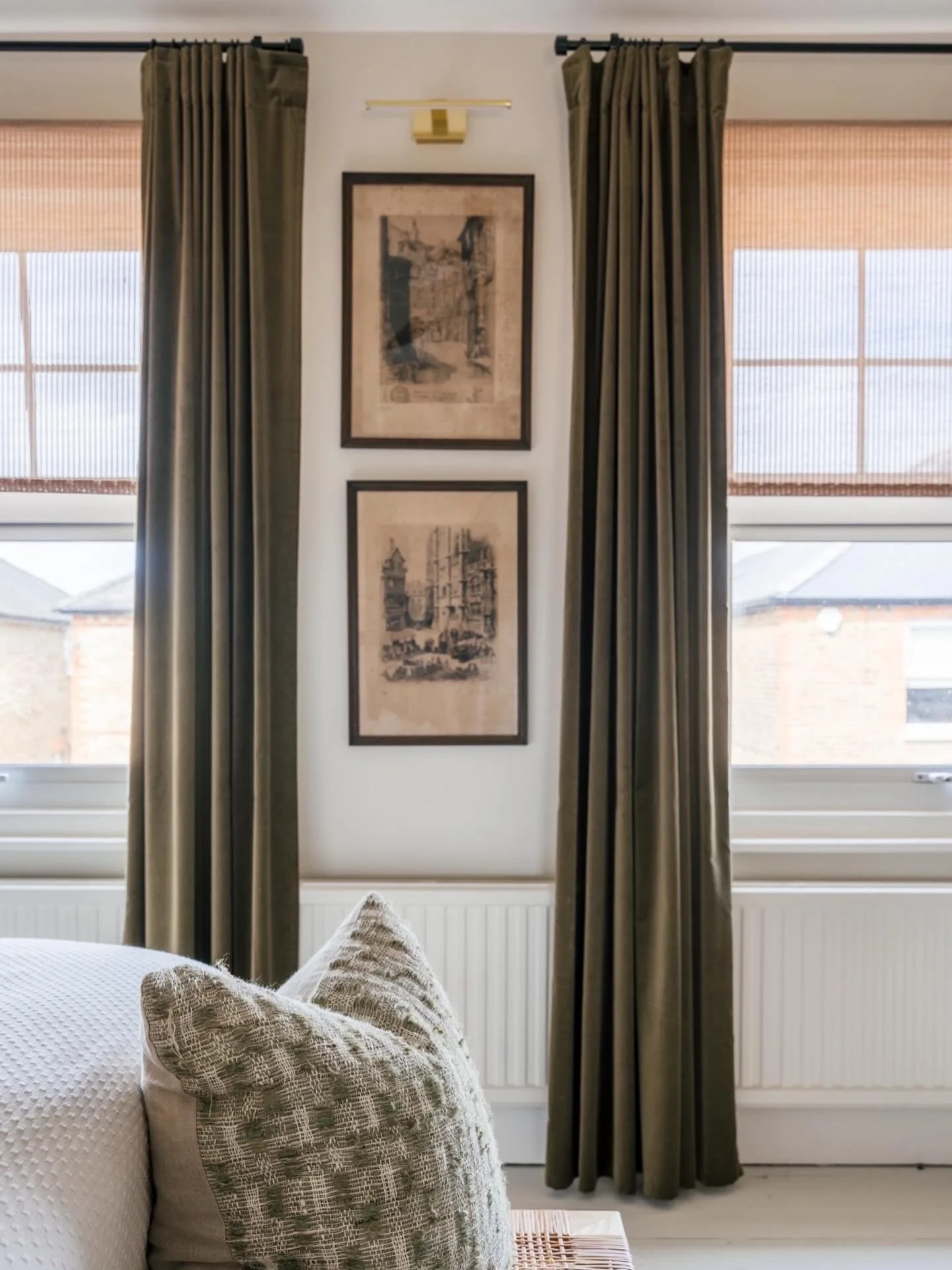 Elevated neutrals paired with vintage-inspired artwork and tailored drapery &mdash; a perfect balance of texture, warmth, and architectural calm. 🤍
⠀⠀⠀⠀⠀⠀⠀⠀⠀
⠀⠀⠀⠀⠀⠀⠀⠀⠀
#InteriorDesign #ClassicInteriors #RefinedSpaces #DesignInspiration #DecorCrush H