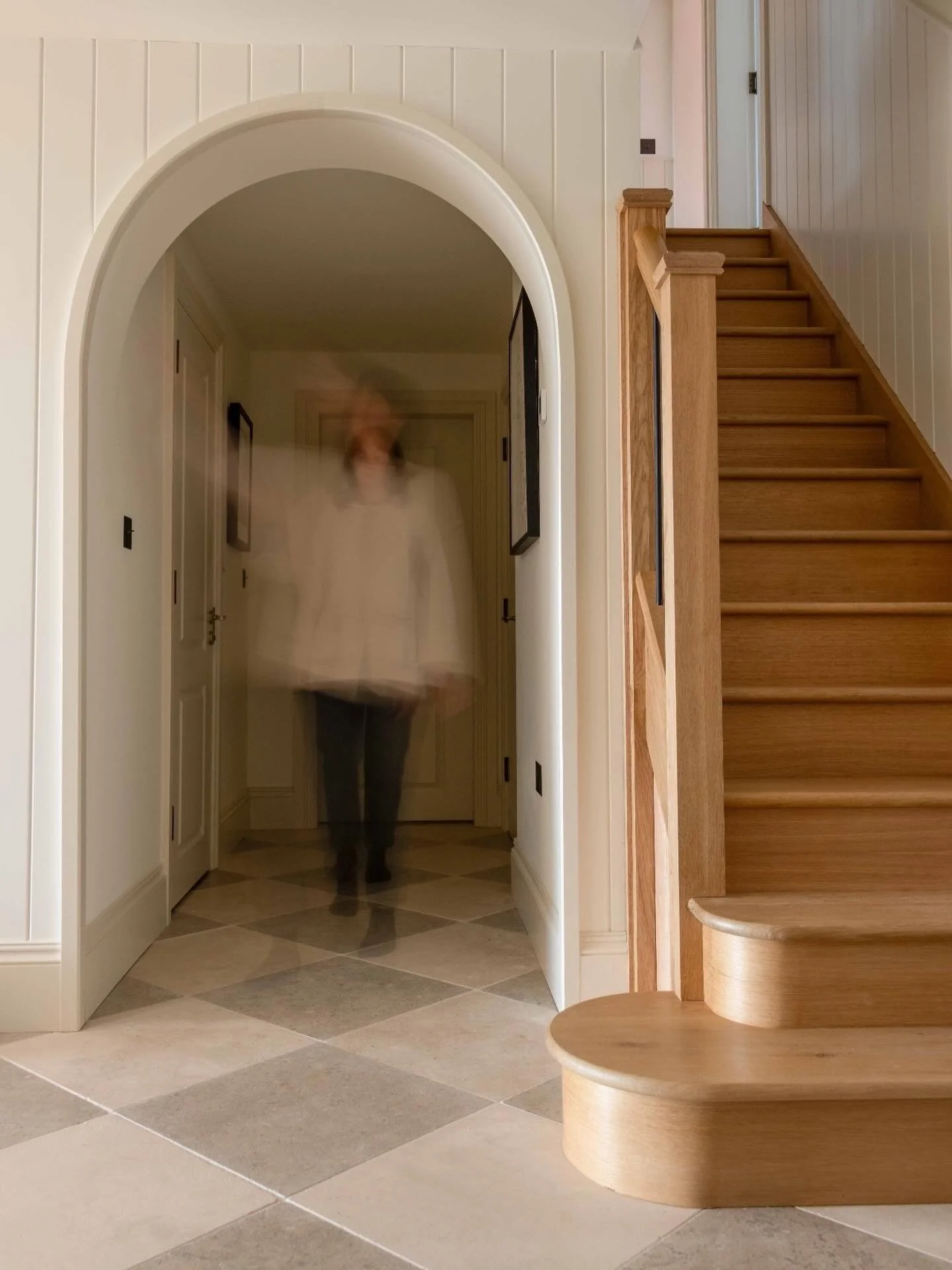 Soft light, quiet craftsmanship, and a little bit of movement ✨
This hallway was designed to feel as good as it looks &mdash; curved arches, warm oak stairs, and timeless stone flooring coming together to create a calm, welcoming flow through the hom