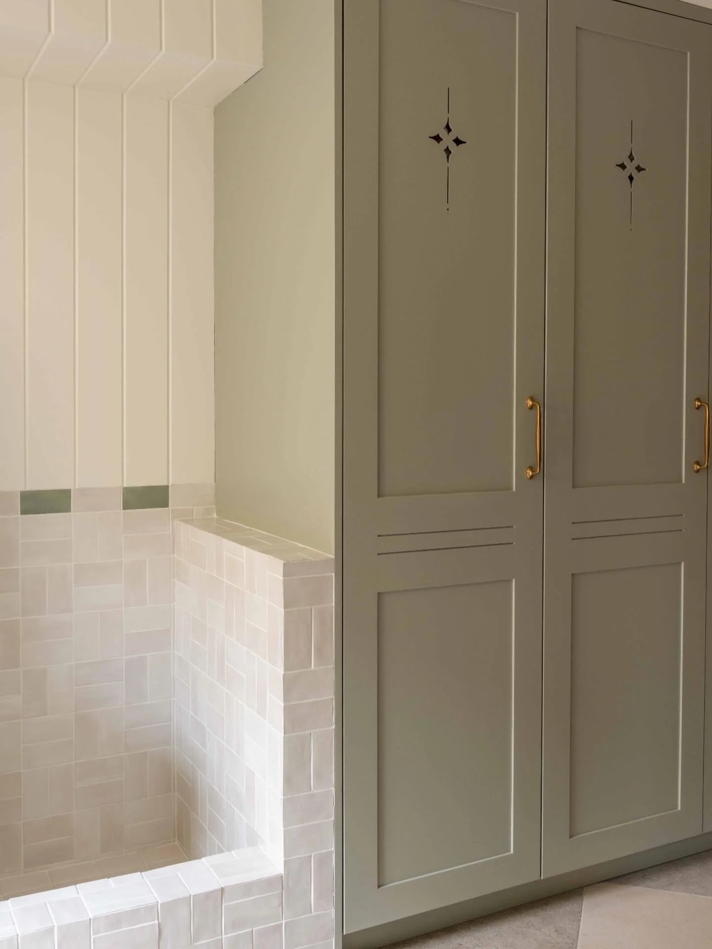 This bespoke joinery was designed to do more than just look beautiful&hellip; it works hard too.
⠀⠀⠀⠀⠀⠀⠀⠀⠀
Behind these handcrafted shaker doors? Smart storage.
Tucked alongside a fully tiled, built-in dog shower &mdash; because muddy paws deserve a 
