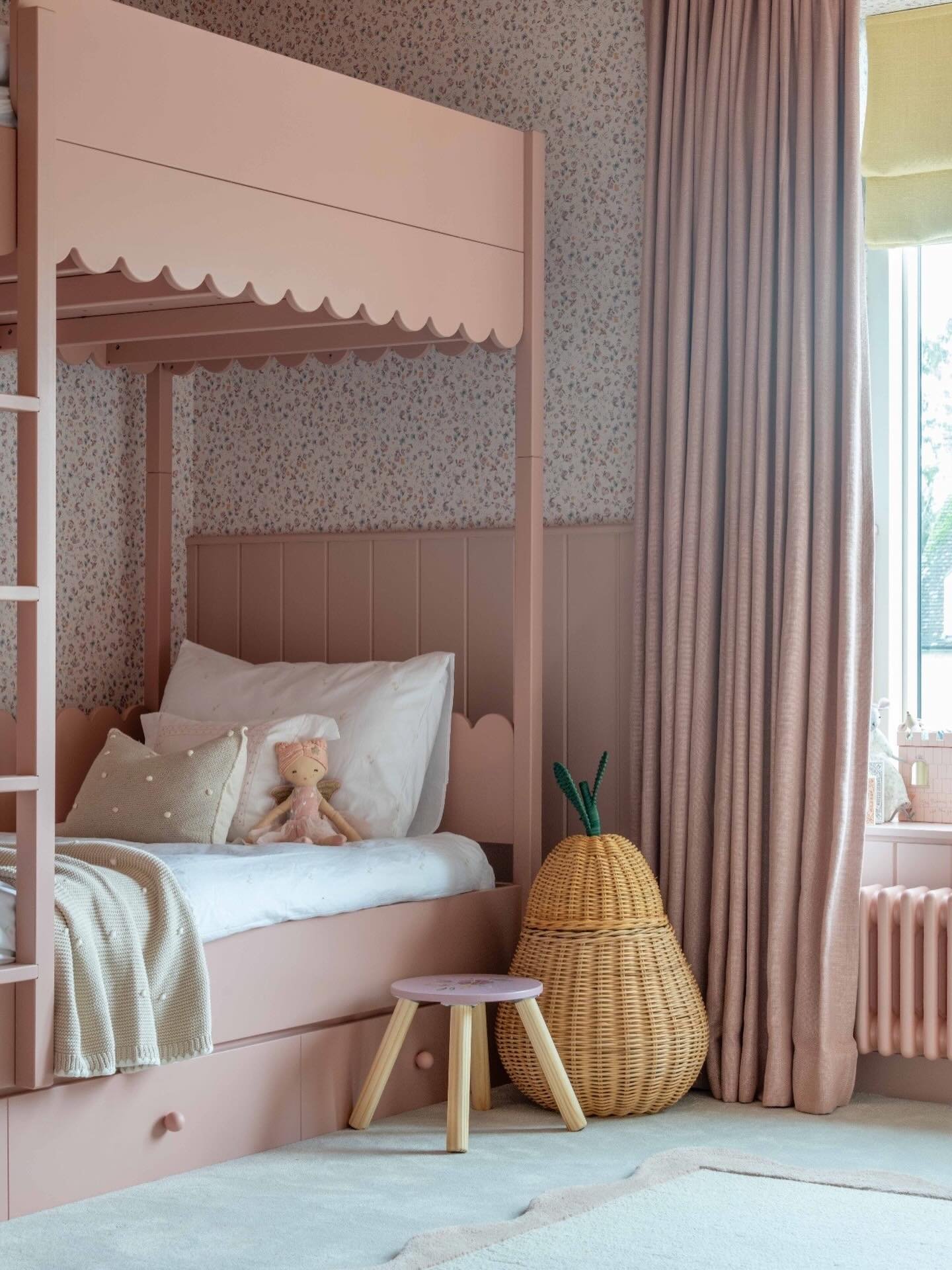 Soft blush tones, delicate florals and the sweetest scalloped details 🌸✨ This little girl&rsquo;s room is a dreamy blend of charm and calm &mdash; from the pastel canopy bed to the cosy layered textures and playful woven accents. A space made for st