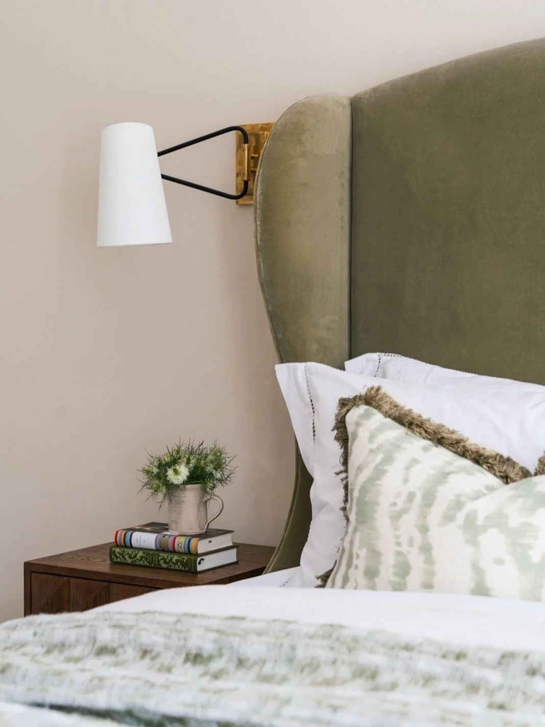 A refined approach to bedroom design, where materiality and proportion take centre stage.
⠀⠀⠀⠀⠀⠀⠀⠀⠀
The soft sage velvet headboard introduces a subtle depth of colour, complemented by warm brass detailing and a pared-back palette of layered neutrals.