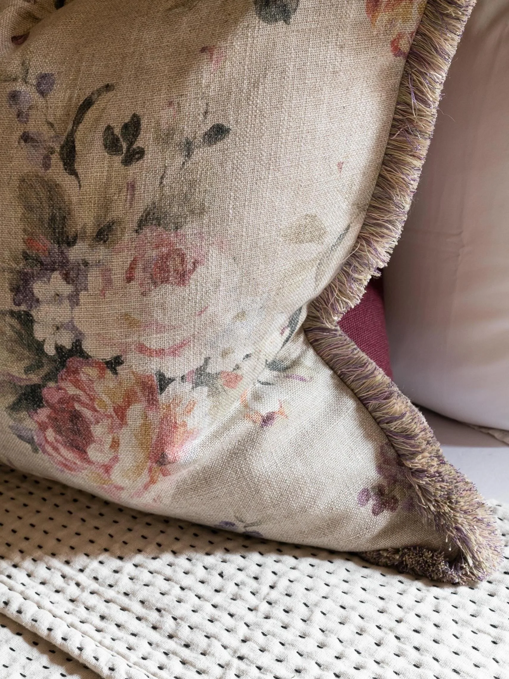 Soft florals, beautiful texture, and those luxe fringed edges&hellip; this cushion is the perfect finishing touch for a cosy, elegant space ✨🌸
⠀⠀⠀⠀⠀⠀⠀⠀⠀
A timeless piece that adds warmth and character to any sofa, bed, or reading nook.
⠀⠀⠀⠀⠀⠀⠀⠀⠀
Onl