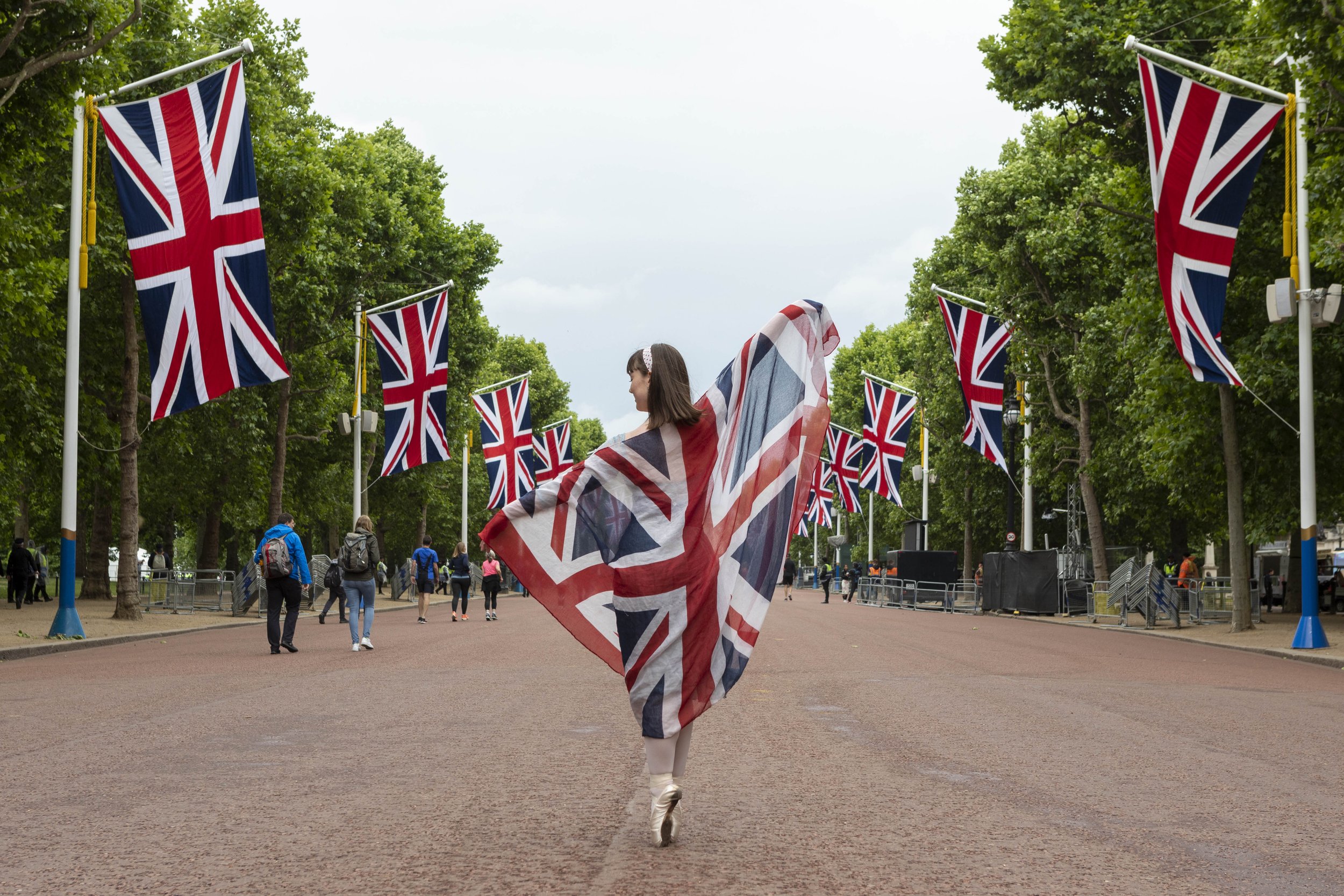  A ballerina wraps herself in a Union flag on The Mall on the third day of the Queen’s Platinum Jubilee weekend celebrations - Jun 2022. 