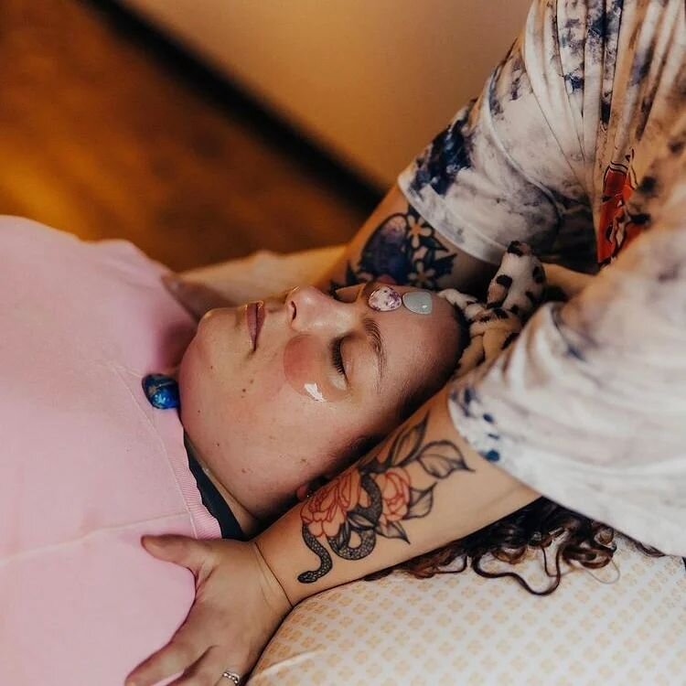 Gua sha, reiki, and crystal healing join clean beauty products to create this amazing Third Eye Activation Facial from our New York Wire Works community member, @lovespellstudio ! 

📸 @kylee_b_photography