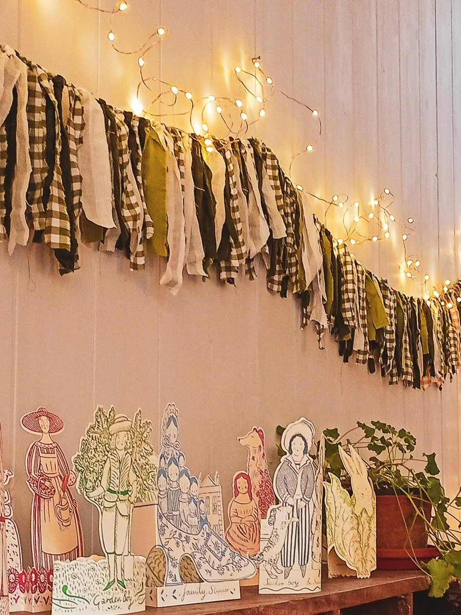 It's not raining! Amazing! Lots to see in Penzance today, various markets and all the independents looking fantastic with their Christmas decorations.
Free parking too...