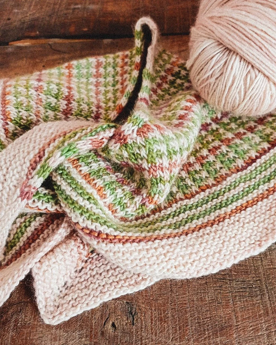 I've knitted another Isla scarf @bichesetbuches using our lovely merino/silk yarn from @manosdeluruguay 
This one is for me, so it's in my favourite pink and green combination - waiting now for Autumn...