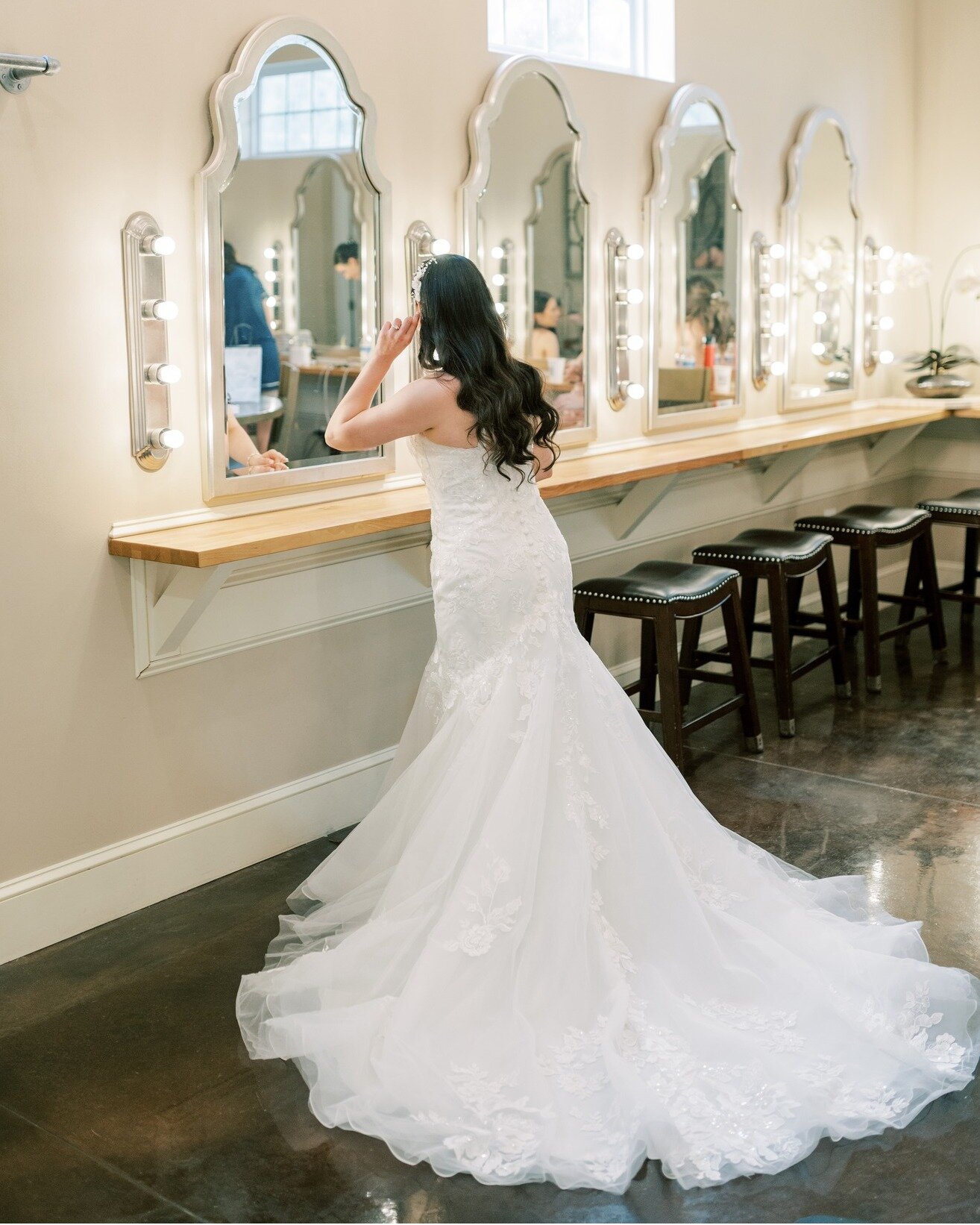 Perfection! The Bowing Oaks bridal suite gives you (and your dress) plenty of space to spread out and enjoy some pre-wedding pampering.

📸: @angelita_photo

#bride #weddingday #bridalsuite #bowingoaks #jacksonvillewedding #jacksonvilleweddingvenue