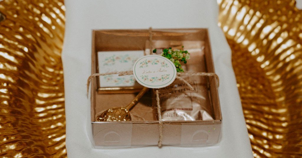 Wedding favors can add a pretty touch to your place settings!

Since the 16th century, newlywed couples have expressed gratitude to their wedding guests by giving small gifts. These gifts, now known as wedding favors, vary according to culture, budge