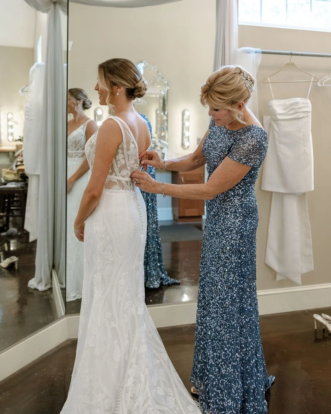 The hours before “I do” are filled with laughter, happy tears, and quiet anticipation. At Bowing Oaks, our beautifully appointed dressing rooms offer the perfect space for couples to get ready, relax, and savor every moment before the cel