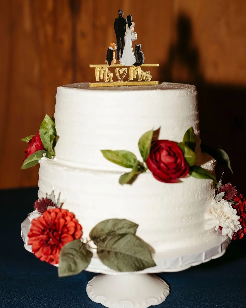 A sweet little wedding cake with an even sweeter little cake topper! Looking for a fun way to incorporate your personalities, hobbies, or even fur babies into your wedding day? A custom cake topper can be a unique way to do just that.

@coastalcoordi
