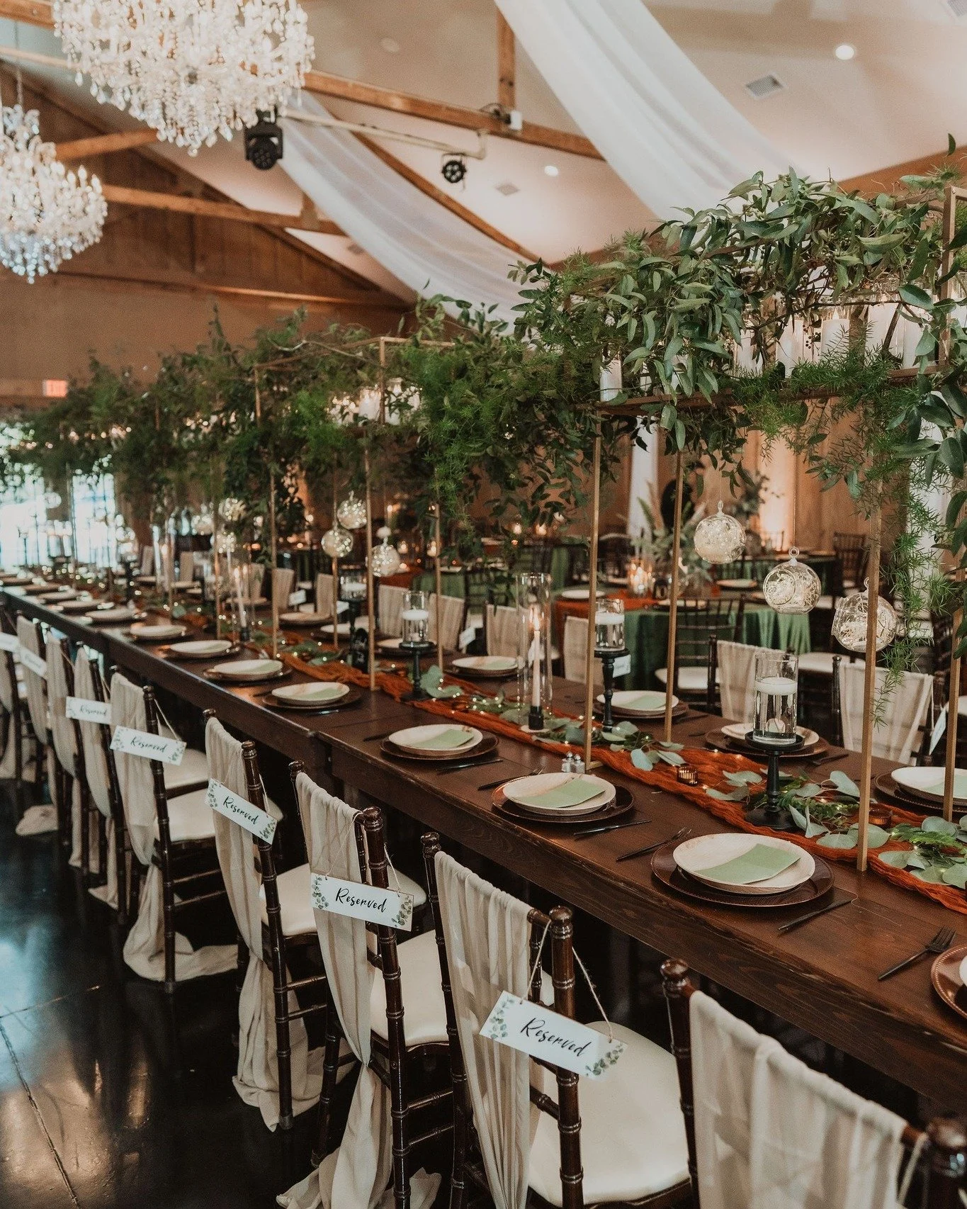Wedding reception details we love:

1️⃣ Tall centerpieces lining your feasting table 
2️⃣ A mix of natural elements and textures
3️⃣ Statement cake tables 

What elements are you incorporating into your wedding reception? Drop a comment below ⤵️

PS.