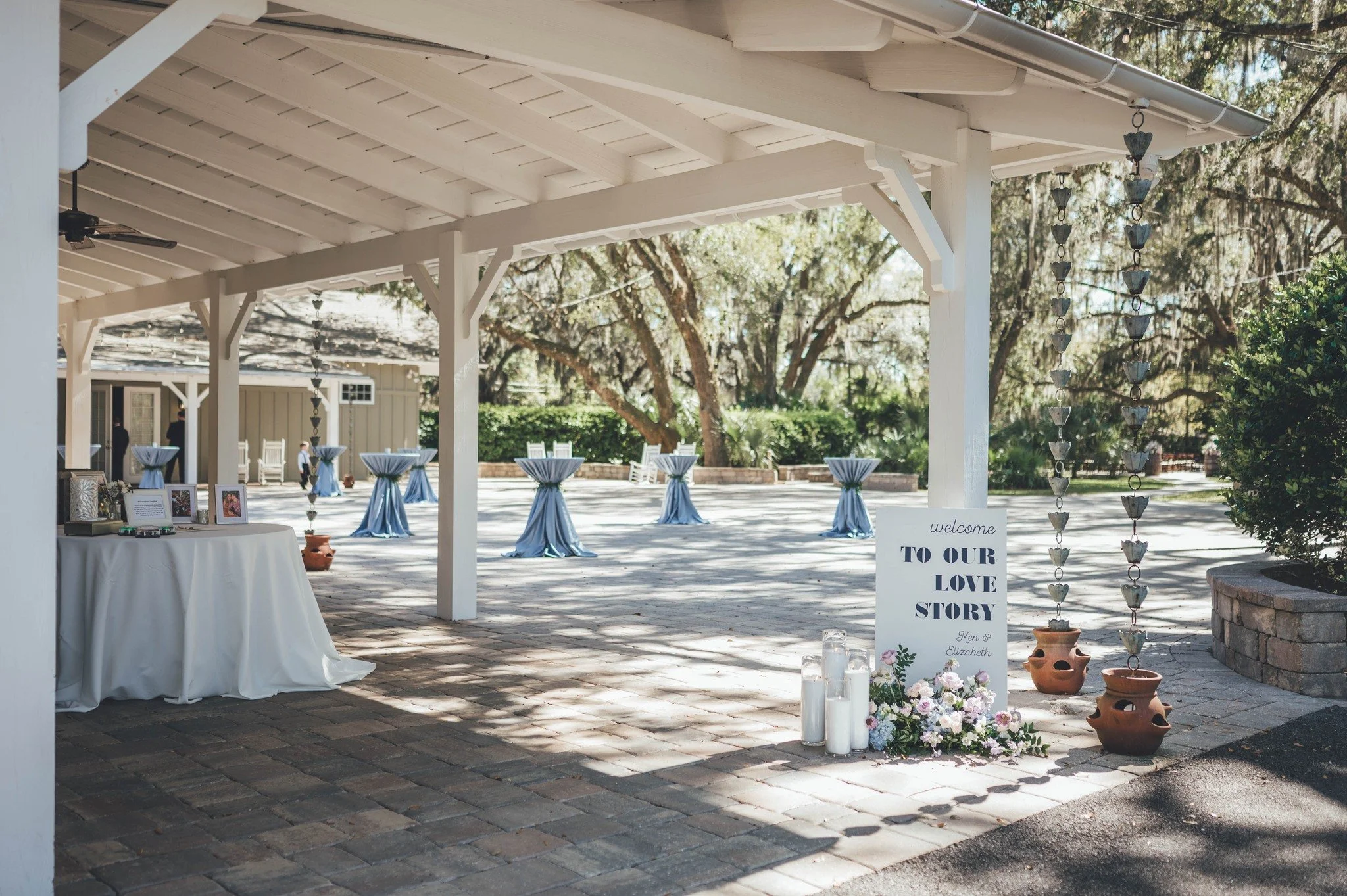 A quiet moment like this captures the heart of Bowing Oaks. ❤️ 

Sunlight filters through the mossy oaks, cocktail tables draped in soft linens stand ready, and every detail feels calm and intentional. 

Your guests will step into this peaceful setti