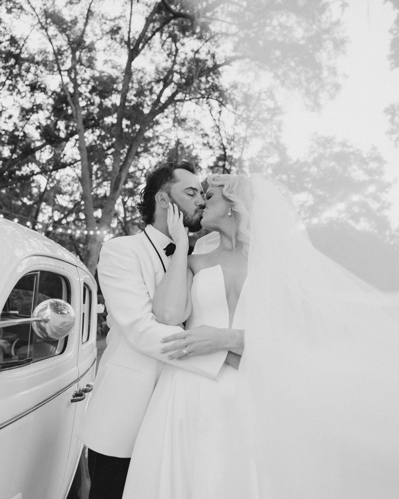 So many sneak peeks rolling in this week! We're getting a glimpse of Ashley and Ben's stunning wedding in November, and we can't wait to share more of this wonderful couple's day.

@swbyamanda
@partysolutionent
@chefsgardenevents
@sfbyamanda
@studiob