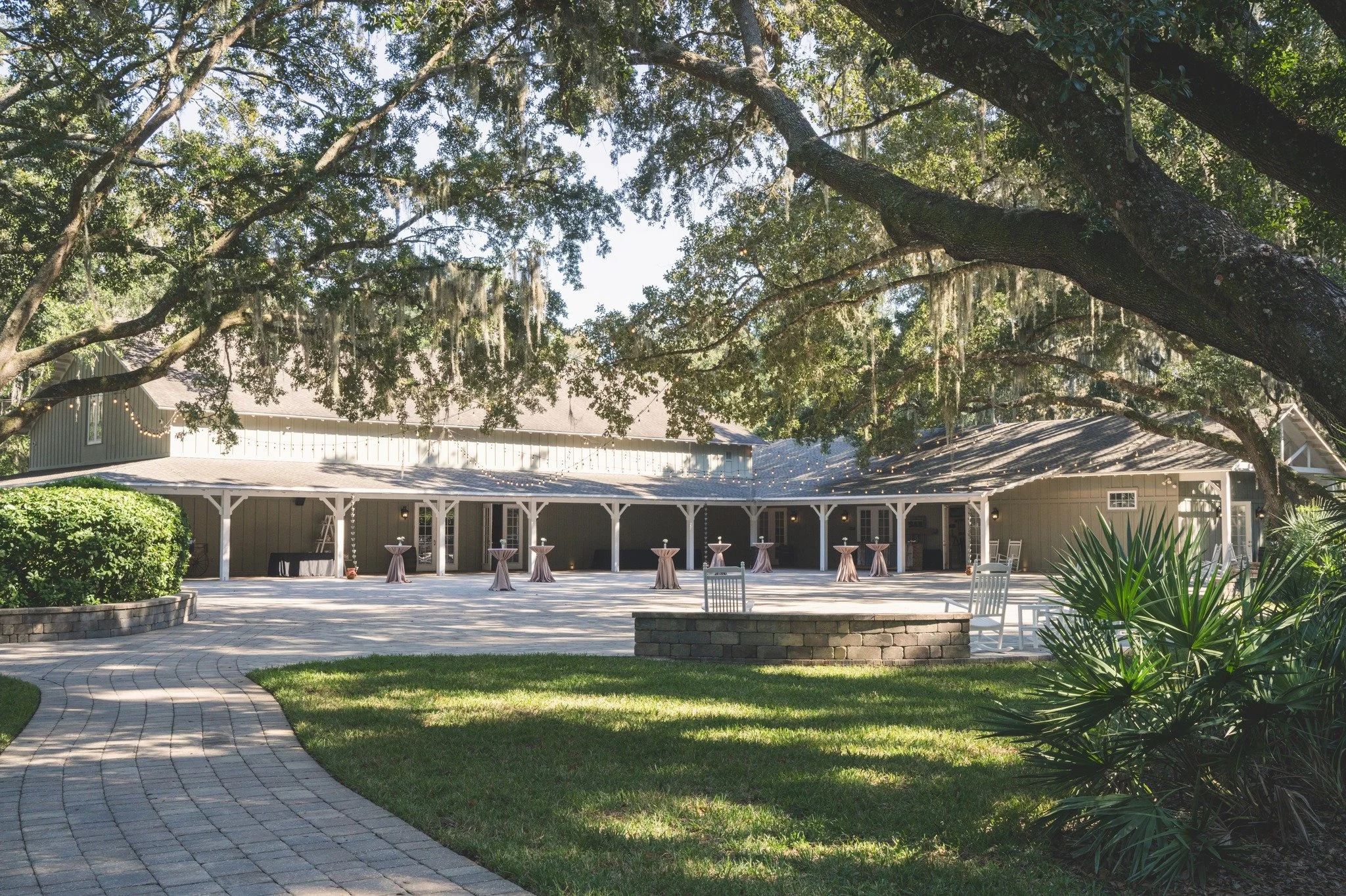 More sneak peeks, this time from Meghan and Luke's November wedding! So many pretty details from this elegant fall wedding.

@footloosedjs
@southerncharmevents
@parkersevents
@southernpalmsstudio
@bluesagecuisine
@cateredcocktailsjax

#BowingOaksWedd