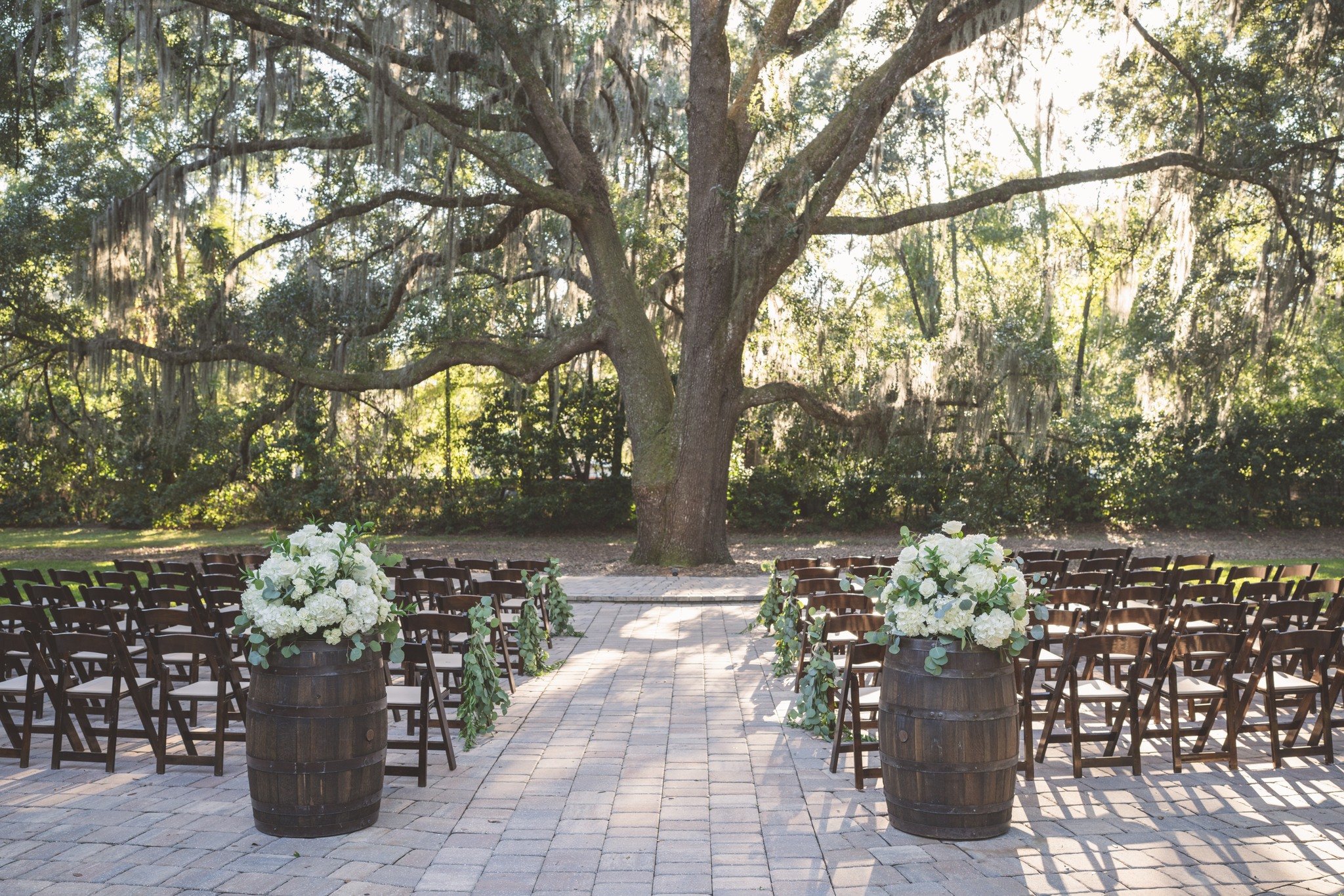Sunshine, greenery, and billowy white blooms - is there anything better to accent the natural beauty of the "I Do" Oak? 

@footloosedjs
@southerncharmevents
@parkersevents
@southernpalmsstudio
@bluesagecuisine
@cateredcocktailsjax

#BowingO