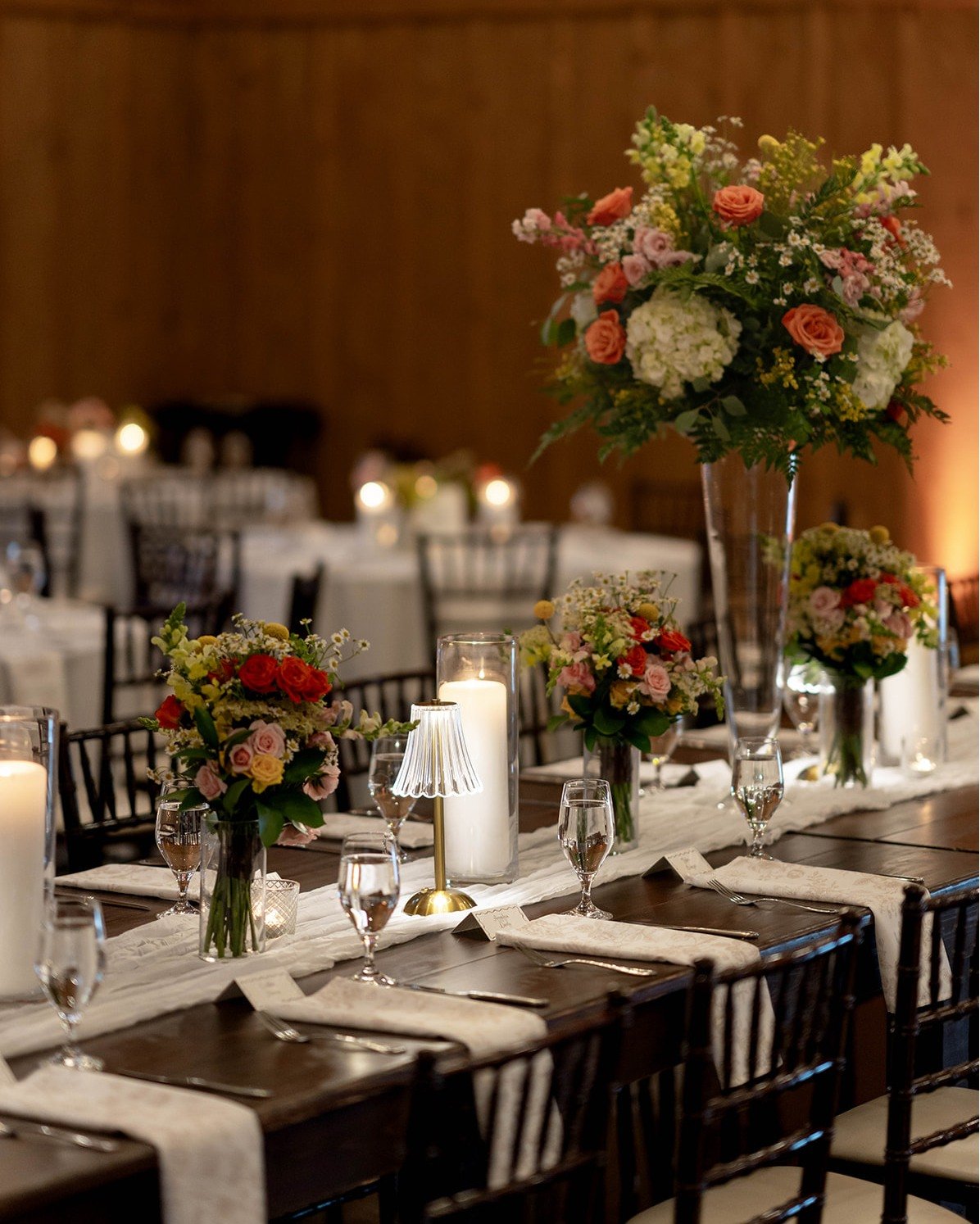 Mixing floral styles and heights with a variety of candles is always a beautiful way to dress up your reception! And don't you love these gorgeous fall colors? 

@parkersevents
@makemydayplanning
@chefsgardenevents

#southernwedding #BowingOaks #Jack