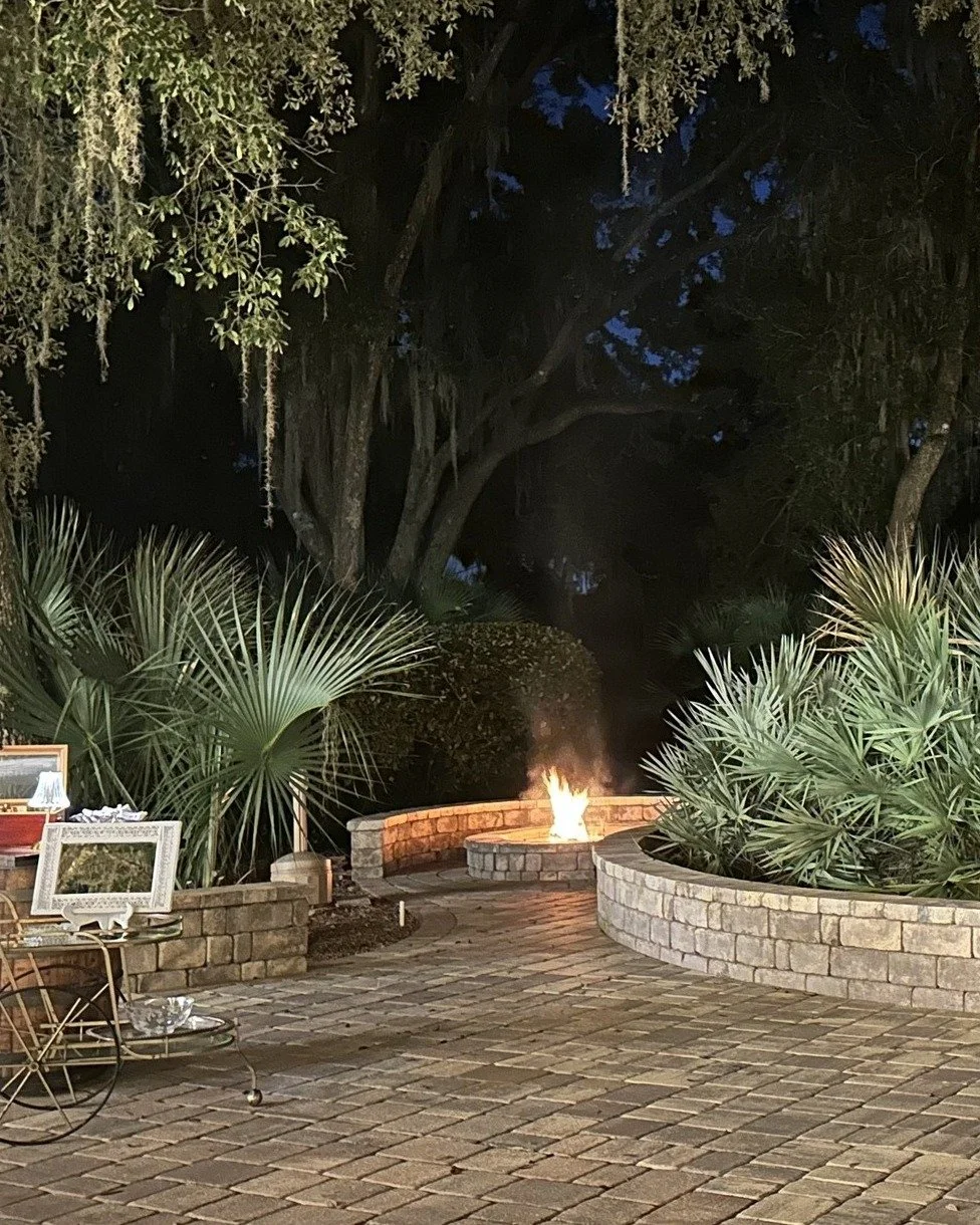 As the evening cools and the fire pit begins to glow, Bowing Oaks comes alive with a warm, inviting ambiance that guests naturally gravitate toward. During the cooler months, couples love the flexibility of having both indoor and outdoor wedding spac