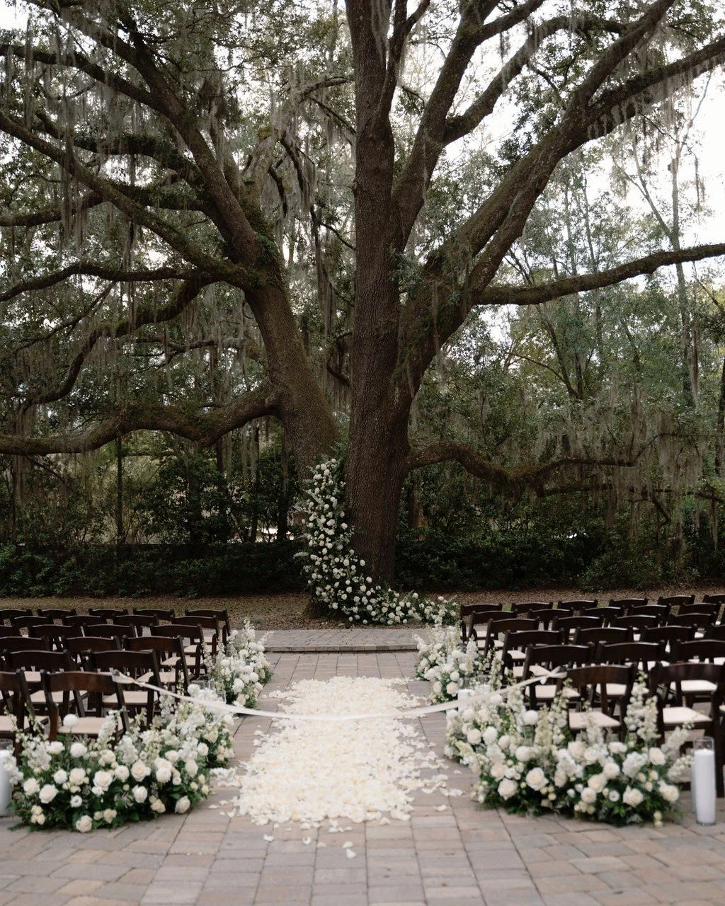 One year later, and we're still swooning over all the beautiful decor details that @eventsby_amanda brought together for this wedding! 

If you're looking for a Jacksonville wedding venue that can truly blend with any style, Bowing Oaks is it! Whethe