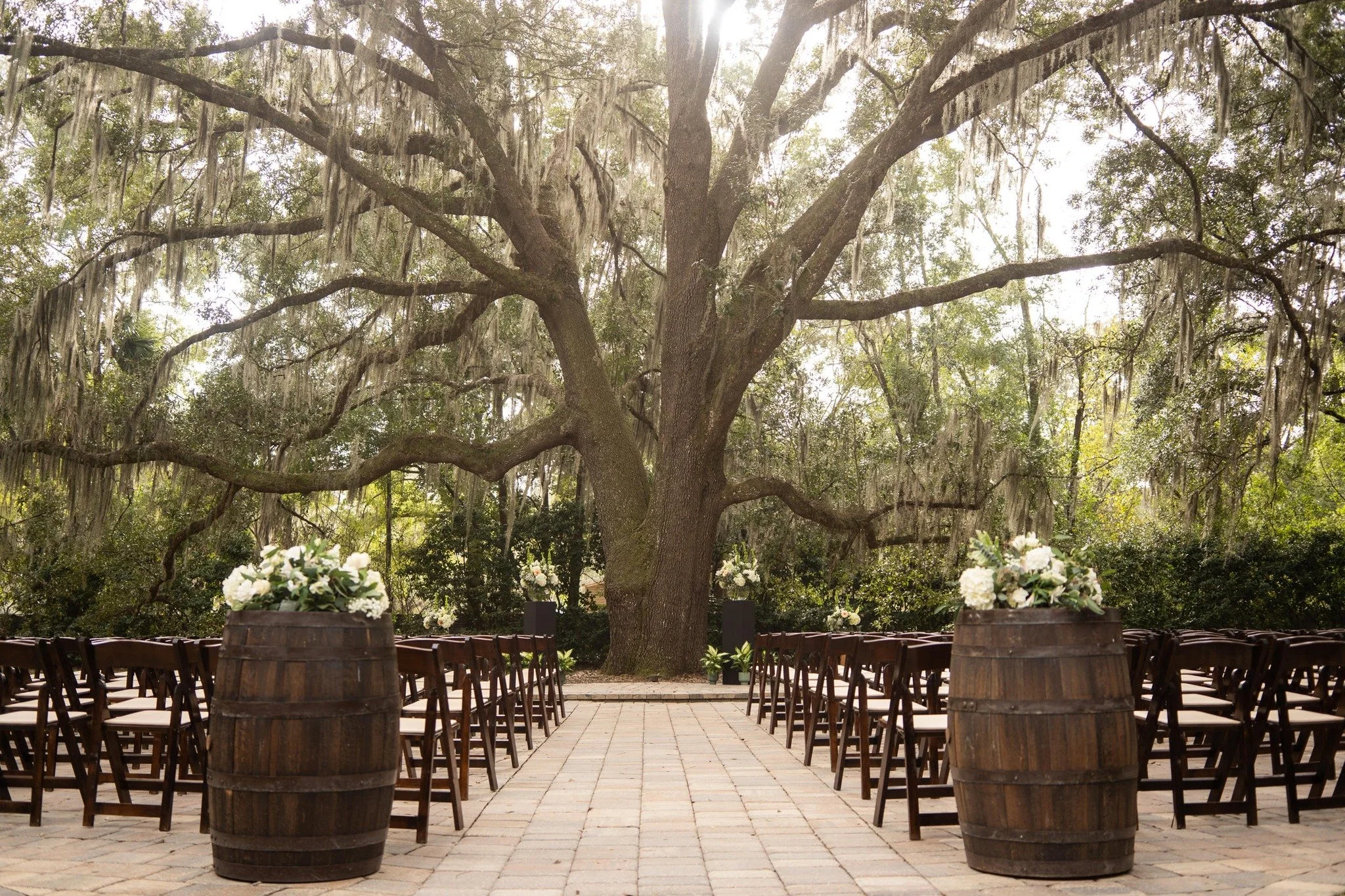 From ceremony to cocktail hour to reception, your wedding day should feel effortless. At Bowing Oaks, our Jacksonville, Florida wedding venue is thoughtfully designed so each part of your celebration flows naturally into the next.

Exchange vows bene
