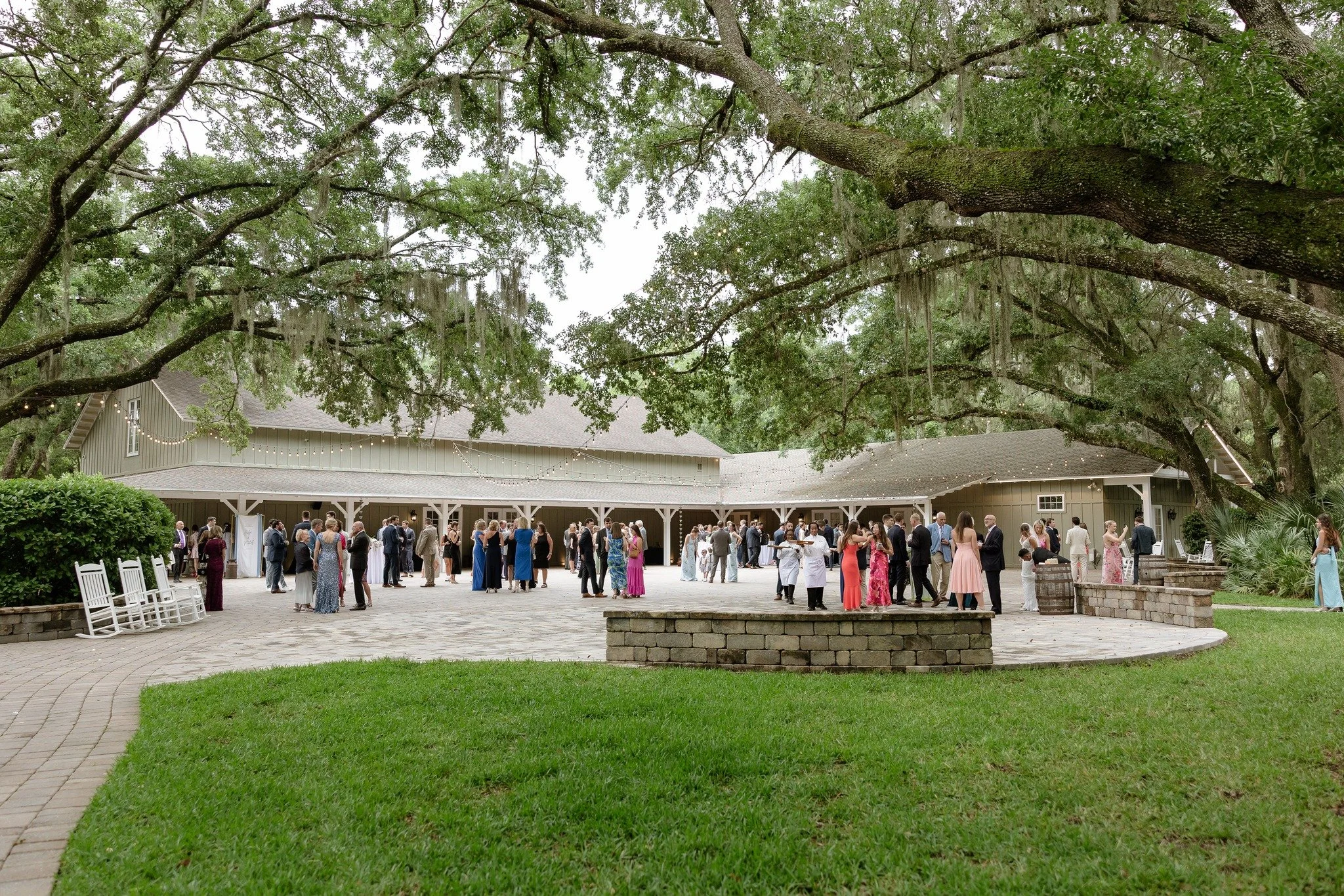 Cocktail hour beneath the oaks is when the celebration truly begins. Guests gather on the Bowing Oaks patio to mingle, enjoy a refreshing drink, and catch up with friends and family while the newlyweds slip away for a few quiet photos together. With 