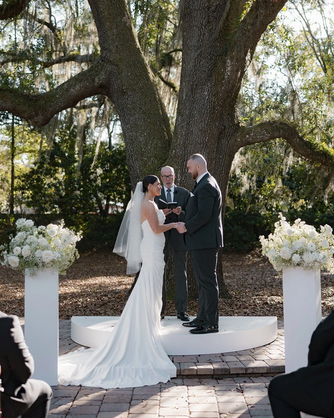 There is something enduring about a classic white wedding.

At Bowing Oaks, a timeless white palette feels right at home beneath the canopy of oak trees and soft Florida light. Crisp florals, layered textures, and thoughtful details come together to 
