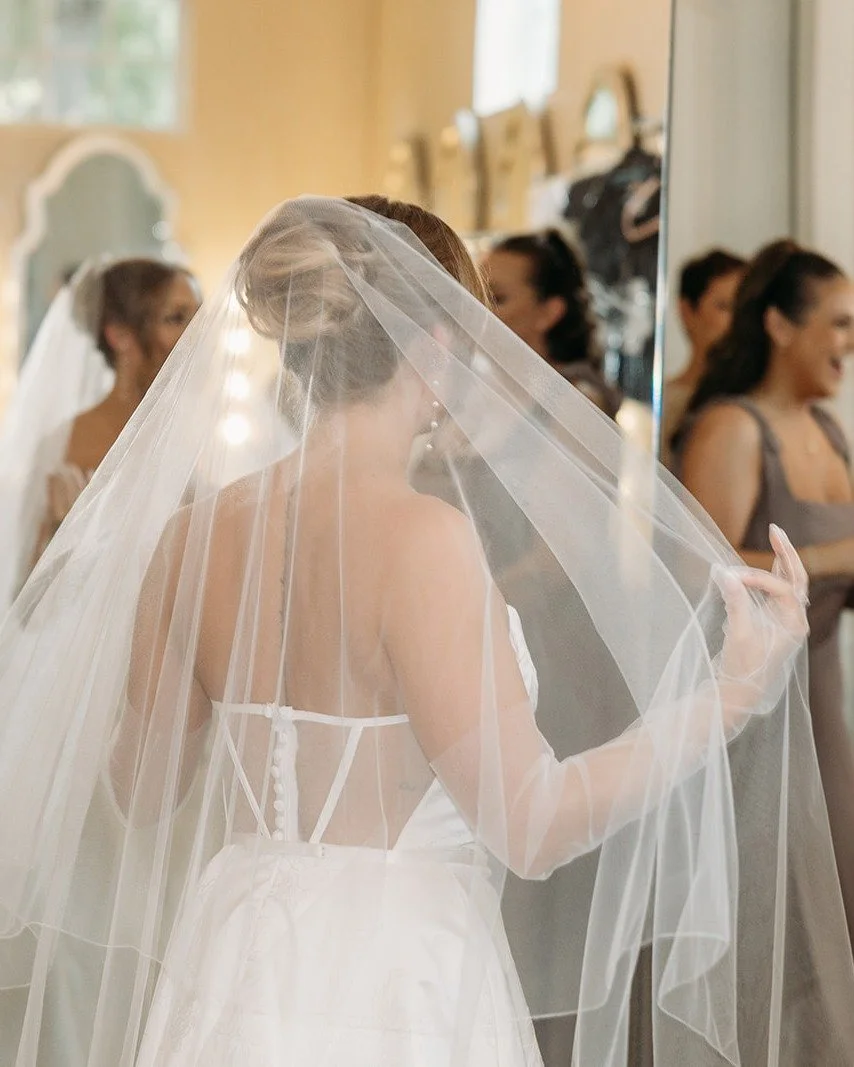 A veil carries a sense of tradition, but it also tells a story in motion.

In the bridal suite, it is carefully placed, a quiet moment before everything begins. At the ceremony, it frames the walk down the aisle, softening each step and catching the 