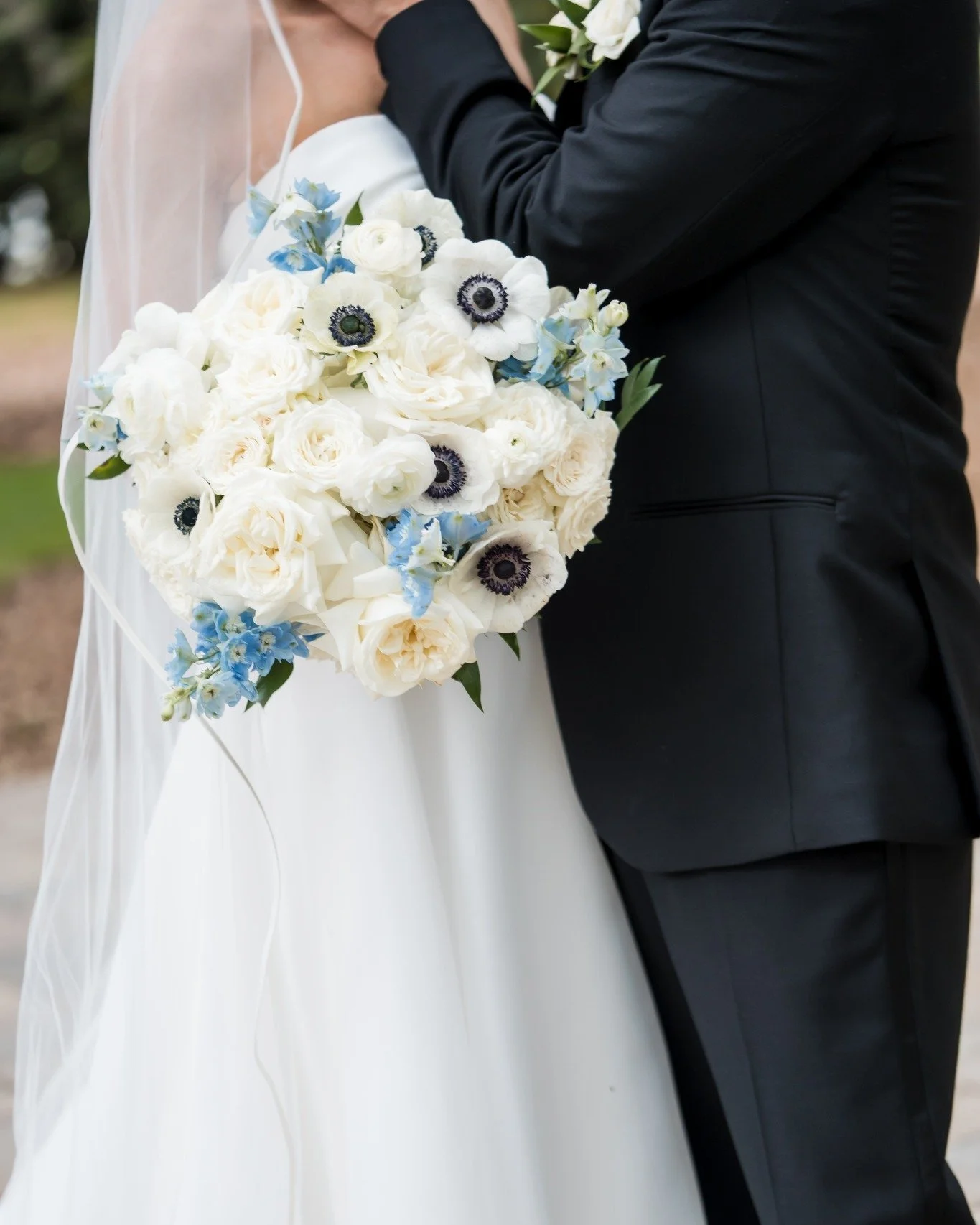 Black and white and a little something blue! 💙

Classic black and white details with soft blue accents made this Bowing Oaks reception feel timeless and elegant. The glow of the chandeliers, candlelight, and a packed dance floor created the perfect 