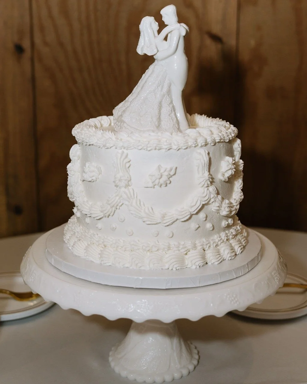 Some traditions never go out of style.

A classic white wedding cake has been a centerpiece of celebrations for generations, and for good reason. Guests gather around, cameras come out, and for a few minutes, the celebration pauses to watch a traditi
