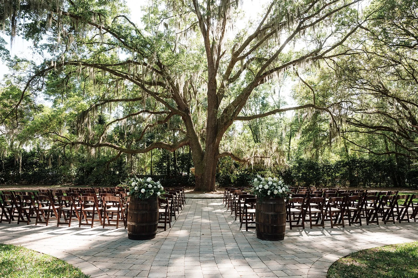 5 Tips for Choosing Your Wedding Ceremony D&eacute;cor 🌿🤍

Your ceremony is where the most important part of the wedding day happens, but creating a beautiful setting doesn't have to mean filling the space with d&eacute;cor. A few thoughtful choice