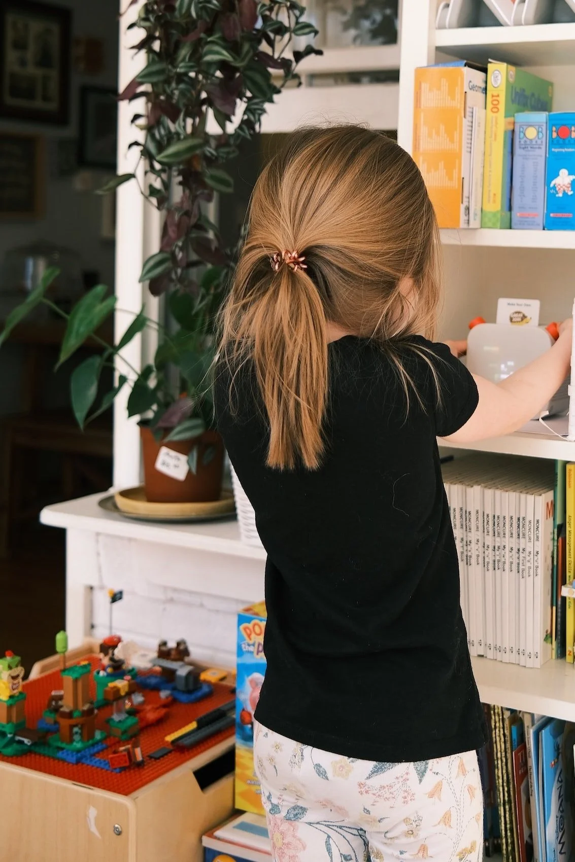 DFW Kid in play therapist office in Argyle, TX. Child is learning healthy ways to express emotions while in play therapy. Our play therapy includes sand tray therapy in North Dfw, near Denton, Northlake, Lantana, Bartonville, & Justin.