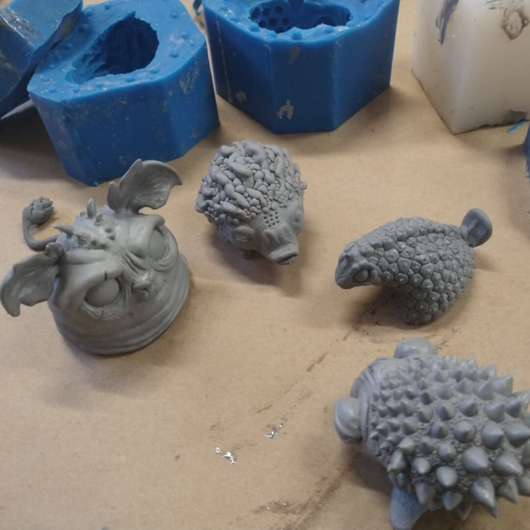 A group of Chowlings having a meeting after freshly being cast! What Mischief are they planning on my shop now??? 🥳😈💥
(swipe for pour video)
Check out @ennachow for more of her adorable creations!!! 😁 I'm only casting these up for her to do her m