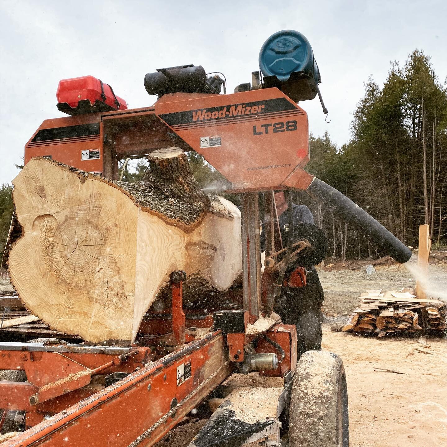 Take a look at this ash. 
&bull;
&bull;
&bull;
&bull;
#rusticfurniture #durhamwoodworking #kawarthalakescarpentry
 #woodworking #cedar #woodsiding #woodmizer #reclaimedwood #reclaimedwoodfurniture #woodprojects #carpentry #sawdust #durhamwoodworking 