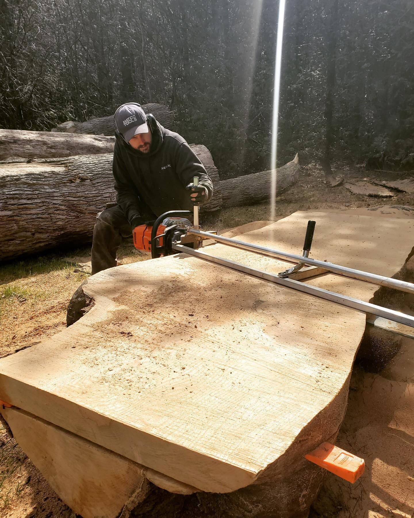 The @stihl likes cutting big ash logs like this. &bull;
&bull;
&bull;
#rusticfurniture #durhamwoodworking #kawarthalakescarpentry
 #woodworking #cedar #woodsiding #woodmizer #reclaimedwood #reclaimedwoodfurniture #woodprojects #carpentry #sawdust #du