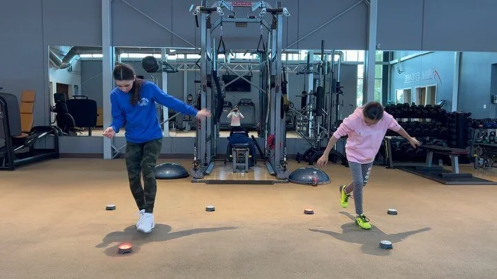 Vic &amp; Cami having fun while doing single leg balance and foot-eye coordination exercises w Blazepods  @blazepod 

#tennis #tennisfitness #tennisfit #tennisperformance #tennisperformancetraining #tennisconditioning #tennislasvegas #tennishenderson