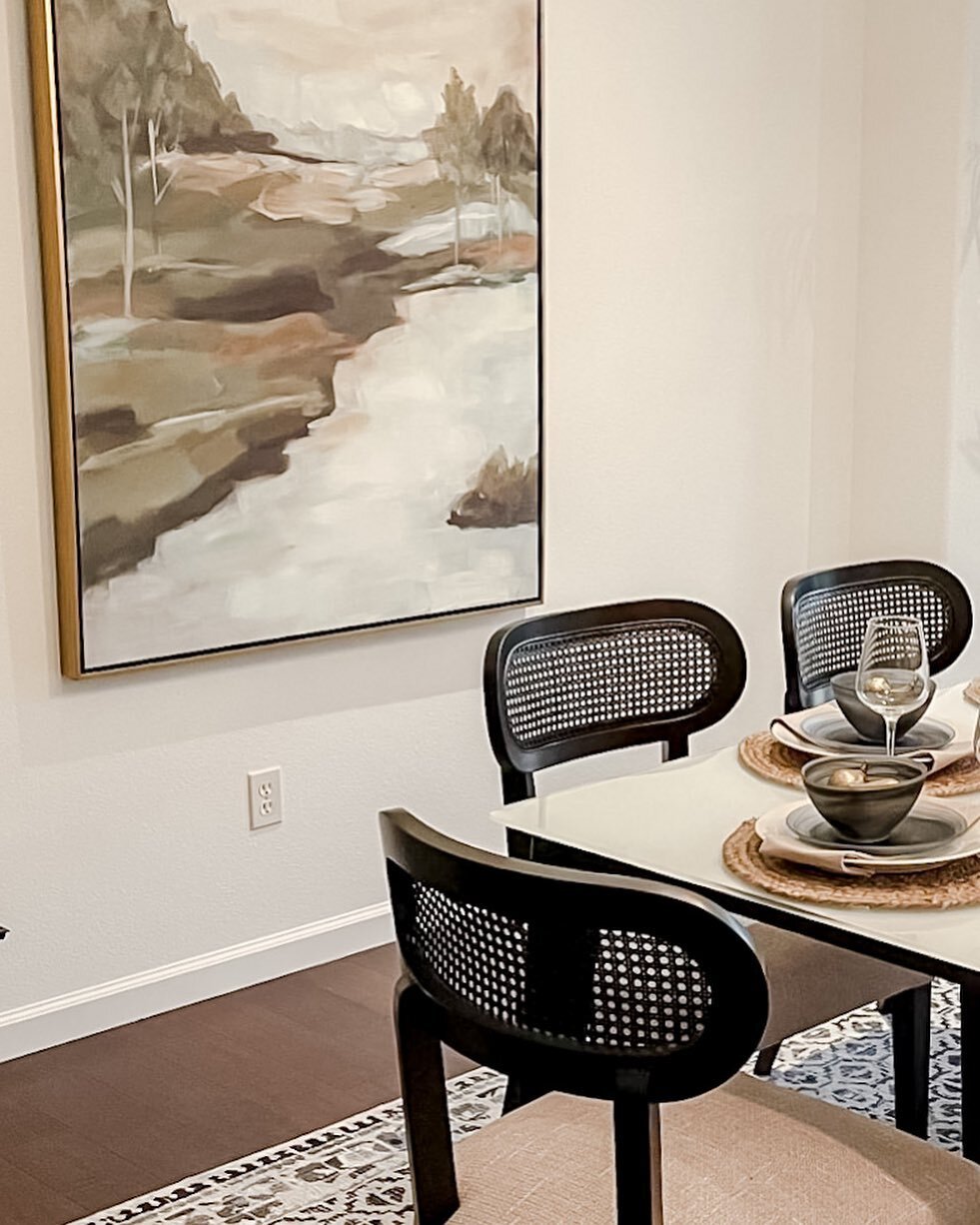 Love everything about this dining room and just had to post 😍

#stageddiningroom #interiordesigner #diningroom #chairs #artwork #eastbayrealestate #welcomehomestaging