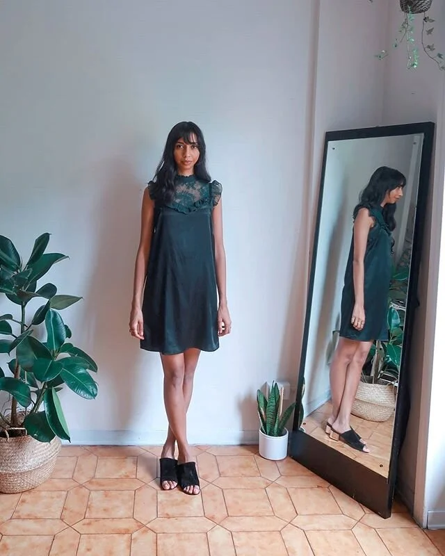 FROM A SISTER TO ANOTHER SISTER

Hand me downs - un vestito o un oggetto che &egrave; stato passato da una persona a un'altra persona. Solitamente &egrave; di uso comune nelle famiglie di classe media/bassa dove un fratello o una sorella pi&ugrave; g