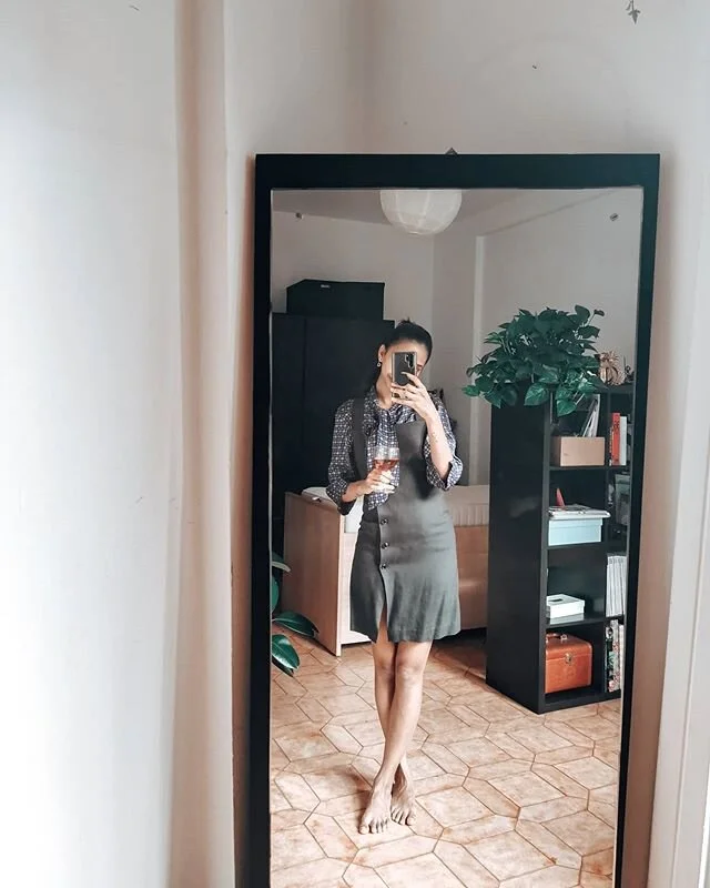 Ci sono due bicchieri di vino in questa foto.
. 
Questo &egrave; stato il primo abito vintage che ho comprato , mi innamorai dei bottoni e del taglio. 
Solitamente mi piace indossarlo con con sotto una camicia o una maglietta. Ma d'inverno sta molto 