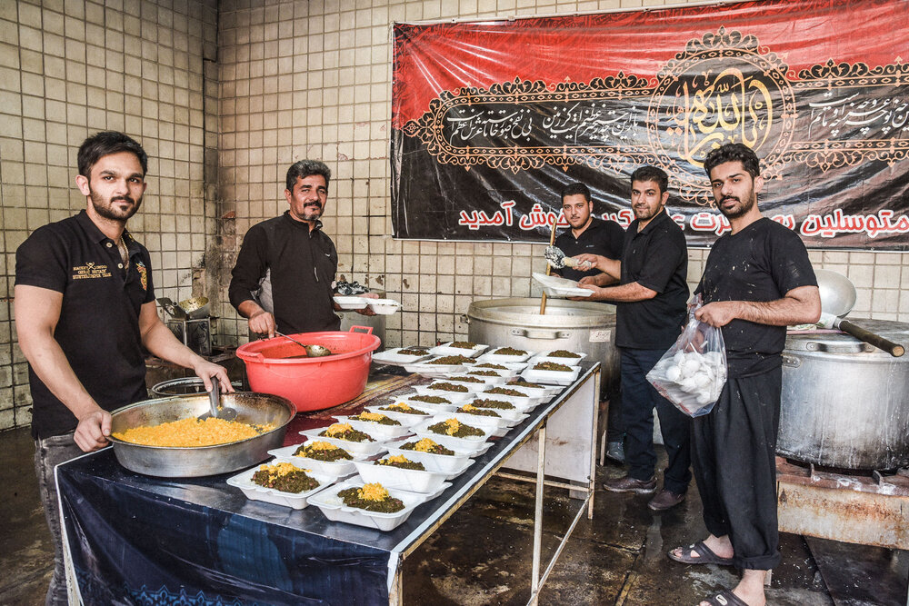 Мъже приготвят ориз с агнешко за подаване по време на Мухарама, Техеран