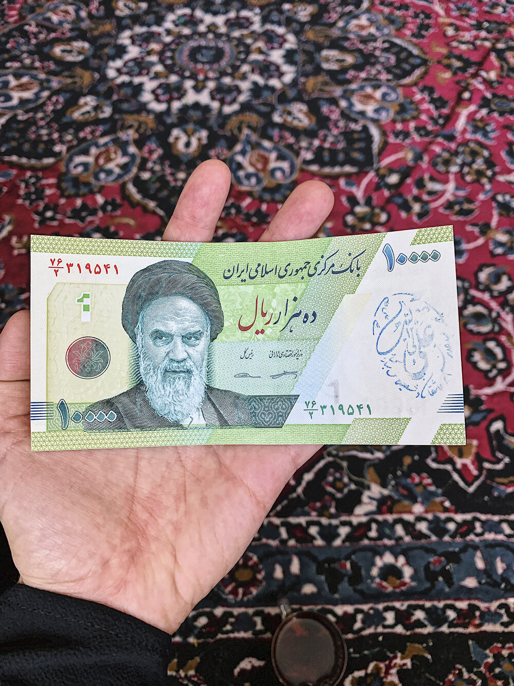 Billet de banque avec un timbre qui m'a été offert en souvenir des Observances à Qazāān