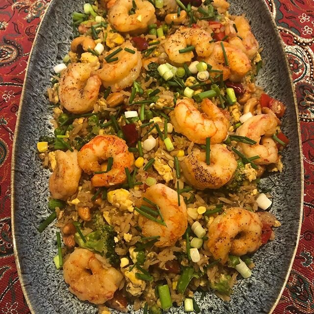 Fried rice can be a veggie or non-veggie and honestly you can use any vegetables you have at home simple but delicious and healthy.
.
Ingredients 
1 cup brown rice 
2 eggs
3 tsp butter 
1/3 cup soy sauce 
1 teaspoon black pepper 
1/2 cup corn
1 small