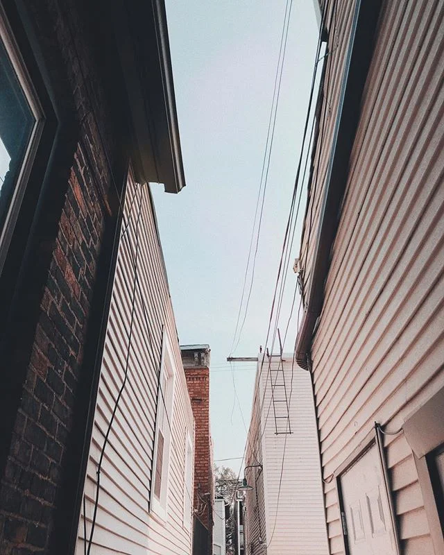 idk when i developed a kink for alleys. perhaps it stems from my childhood experiences; or maybe they&rsquo;re a visual representation of my subconscious, yearning for defined paths...
.
.
nah, they&rsquo;re just pretty.