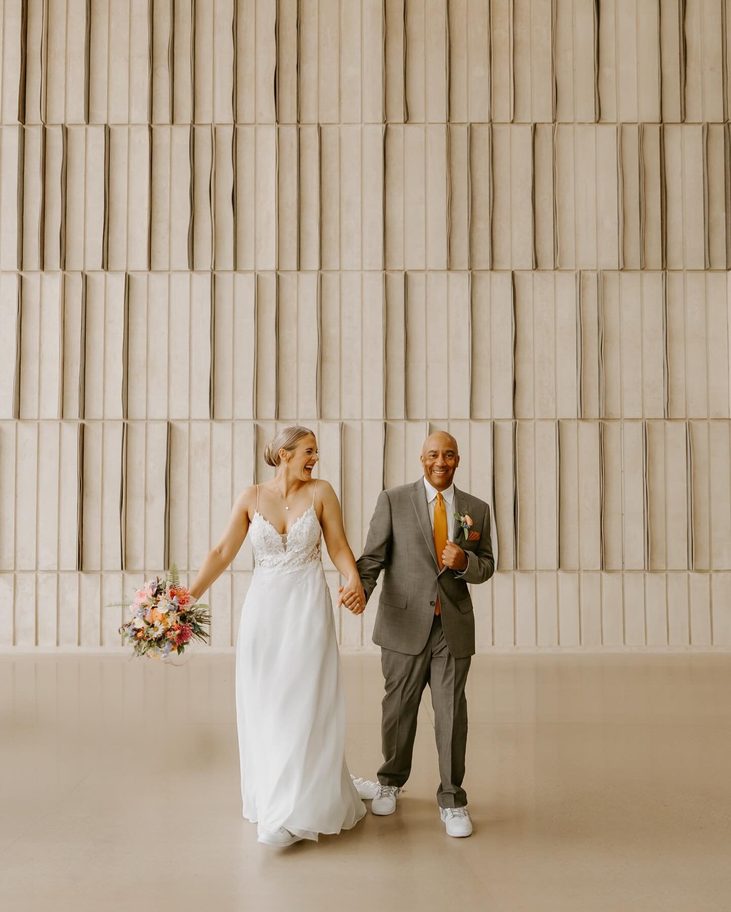 THE COLEMANS 🌿

Sunday morning was nothing but bliss. Jennifer and Gerry tied the knot looking over Iowa City and had brunch with their closest family and friends! 

I loved capturing this intimate day at @vuerooftop along with the talented @florald