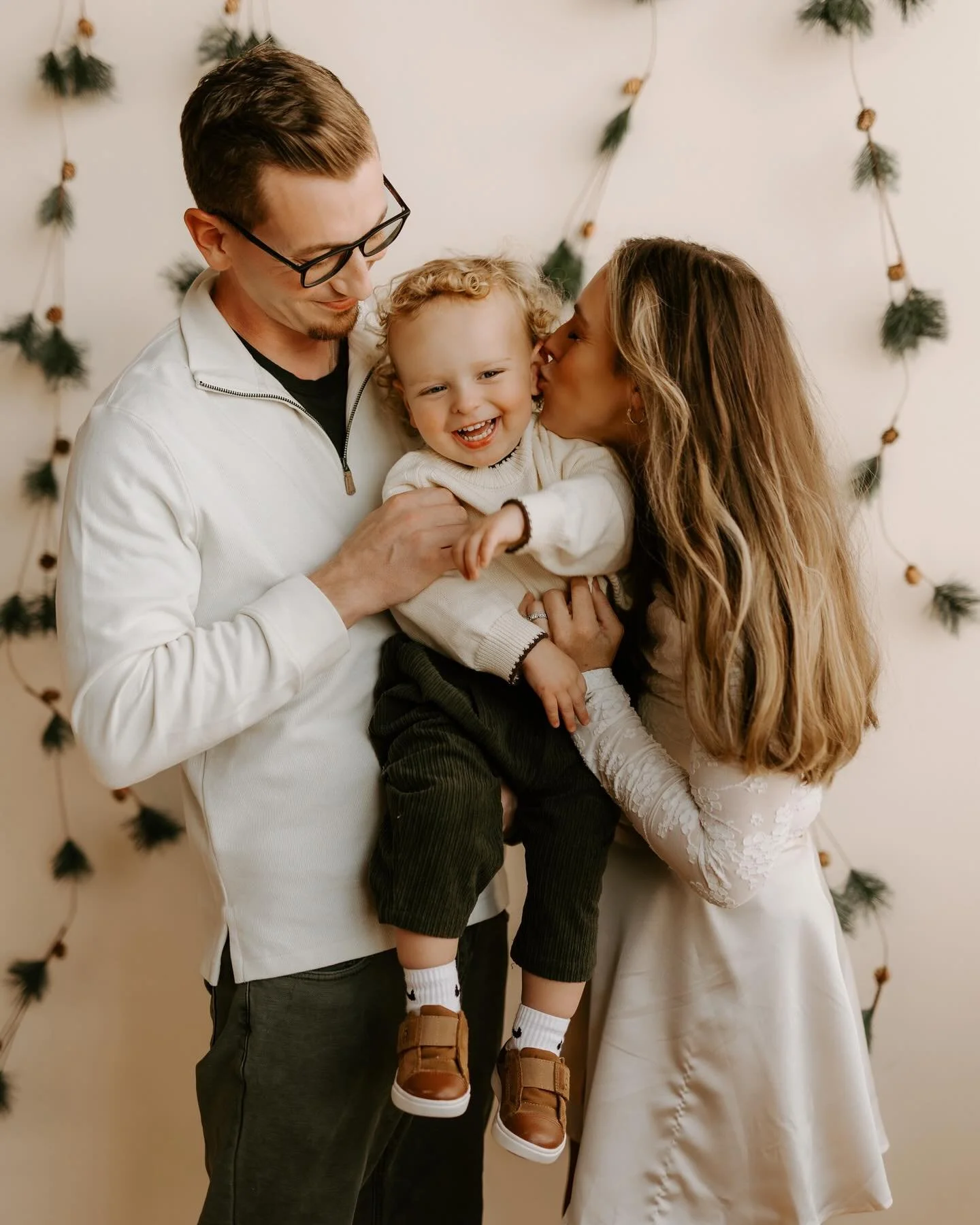 🎄Holiday Minis Are Here!🎄

It&rsquo;s the most magical time of year and my Holiday Mini Sessions are back at the studio! This year I&rsquo;m offering two beautiful sets (plus a little extra sparkle)✨

🌲 Cozy couch with trees
🎁 Standing set for cl