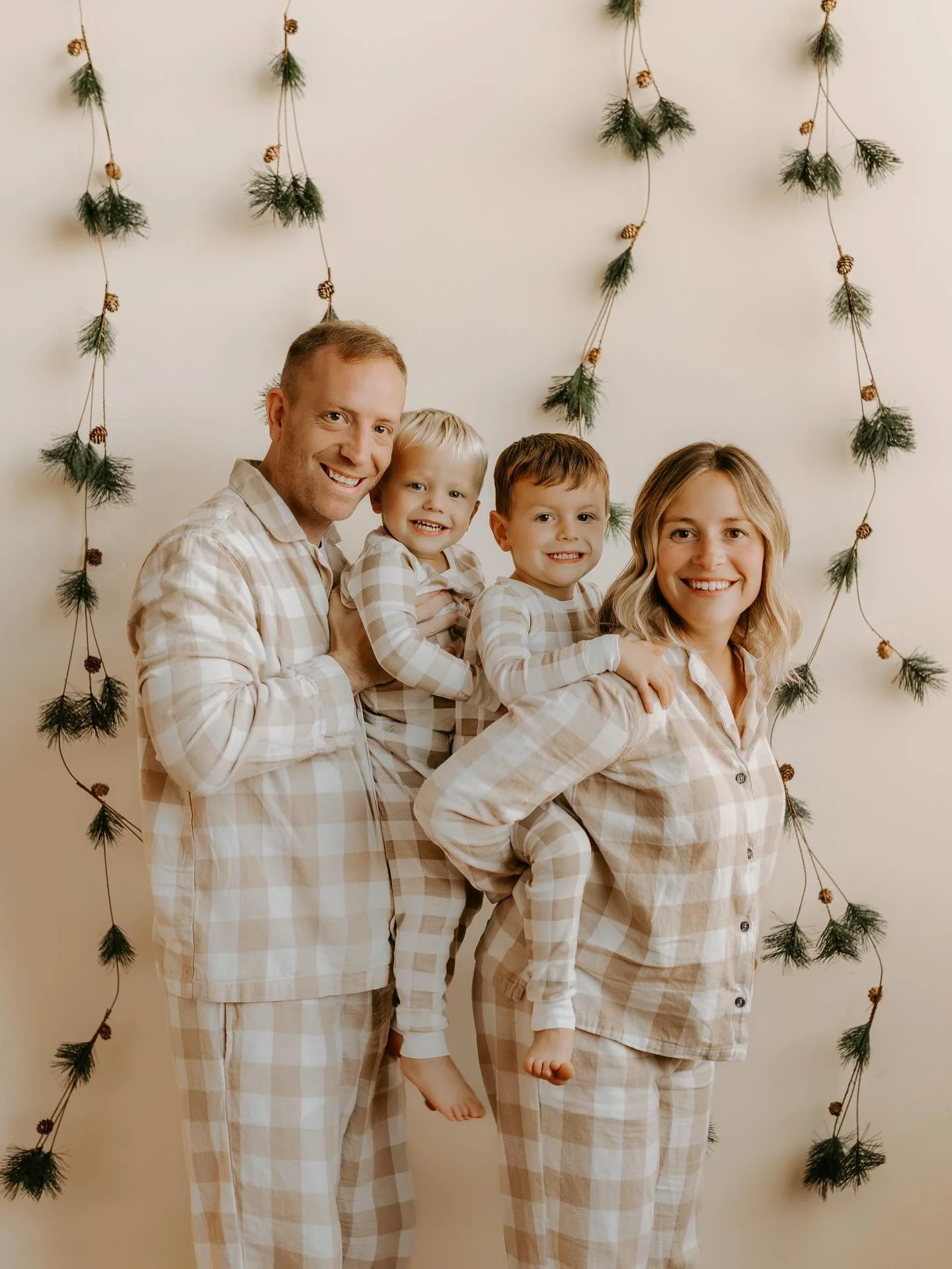 HO HO HO! 8/12 booked &hellip; 4 more to go! Thank you to everyone that booked a Holiday Mini over the weekend - I can&rsquo;t wait to see you on November 9th!! 

I will be sending a helpful styling guide and more information for these by the end of 